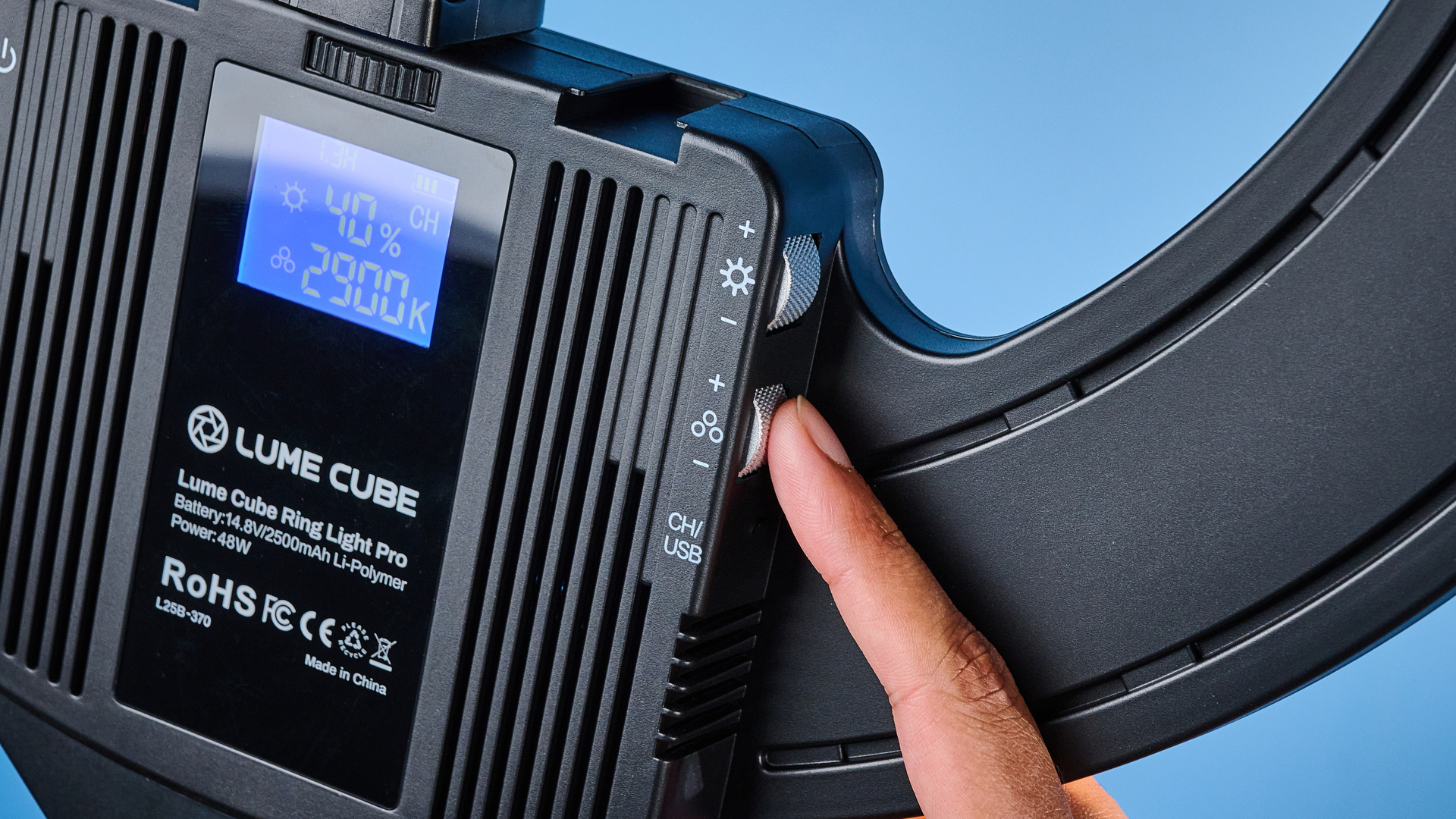Lume Cube Cordless Ring Light Pro מצולמת מול רקע כחול