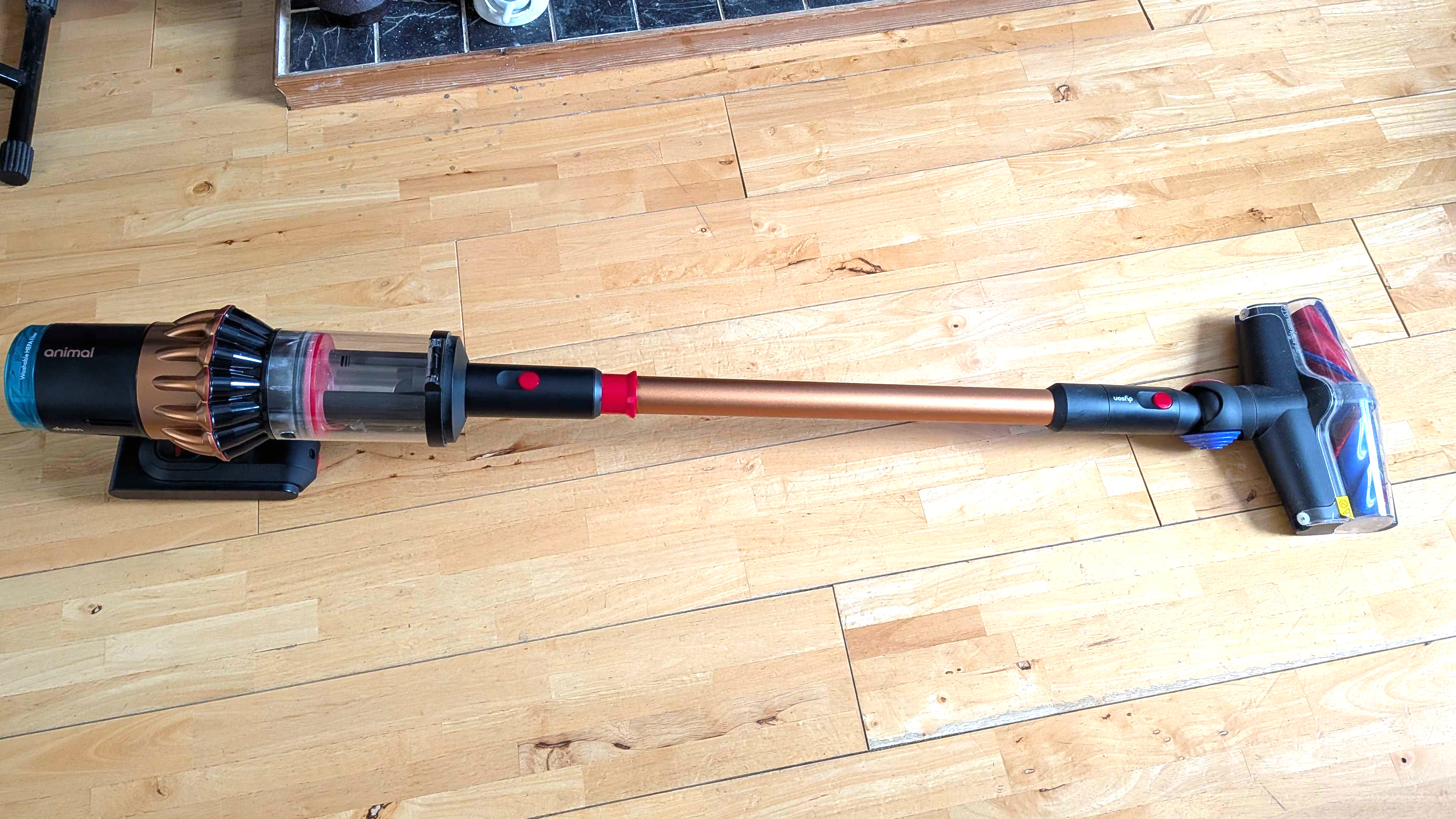 Dyson V16 אלחוטי על הרצפה