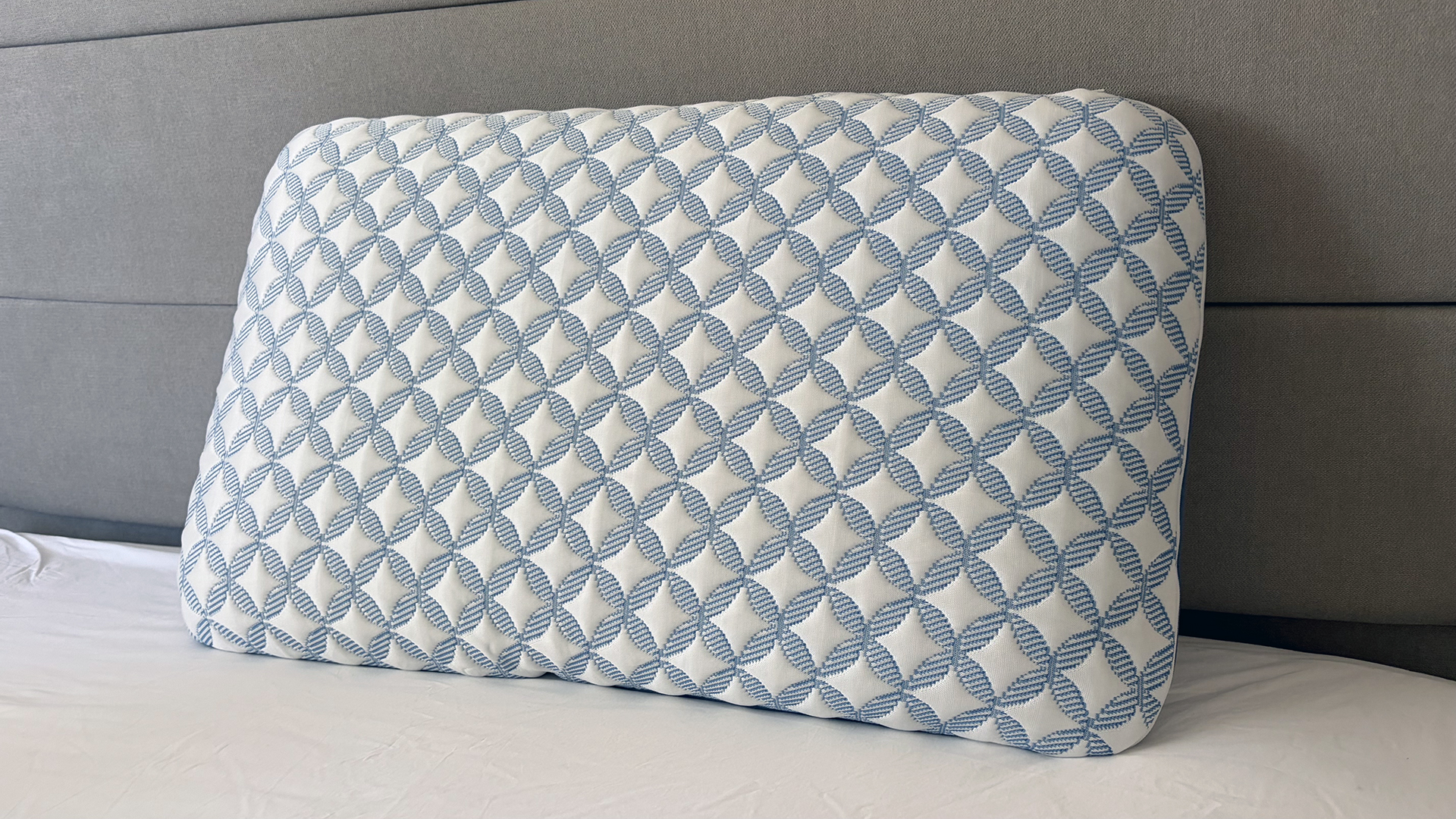כרית Helix Cooling Memory Foam מונחת על מסגרת המיטה בחדר השינה של המבקר שלנו