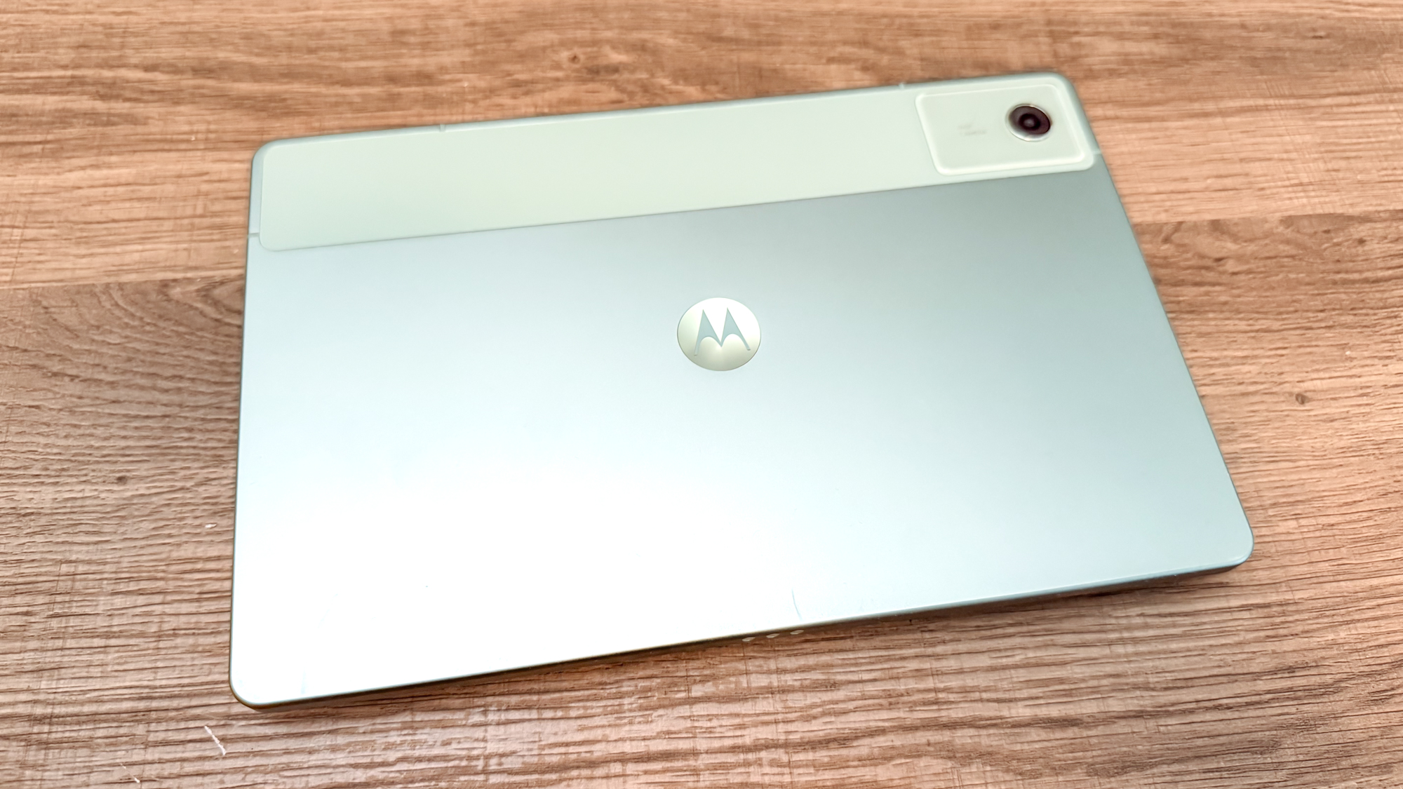 Motorola MotoPad (2026) עם הפנים כלפי מטה על שולחן המציג את העיצוב שלו