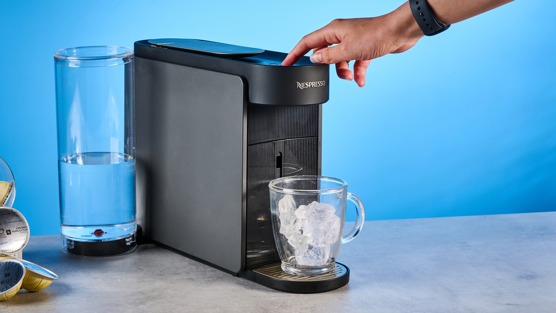 מכונת nespresso vertuo up מצולמת על רקע כחול