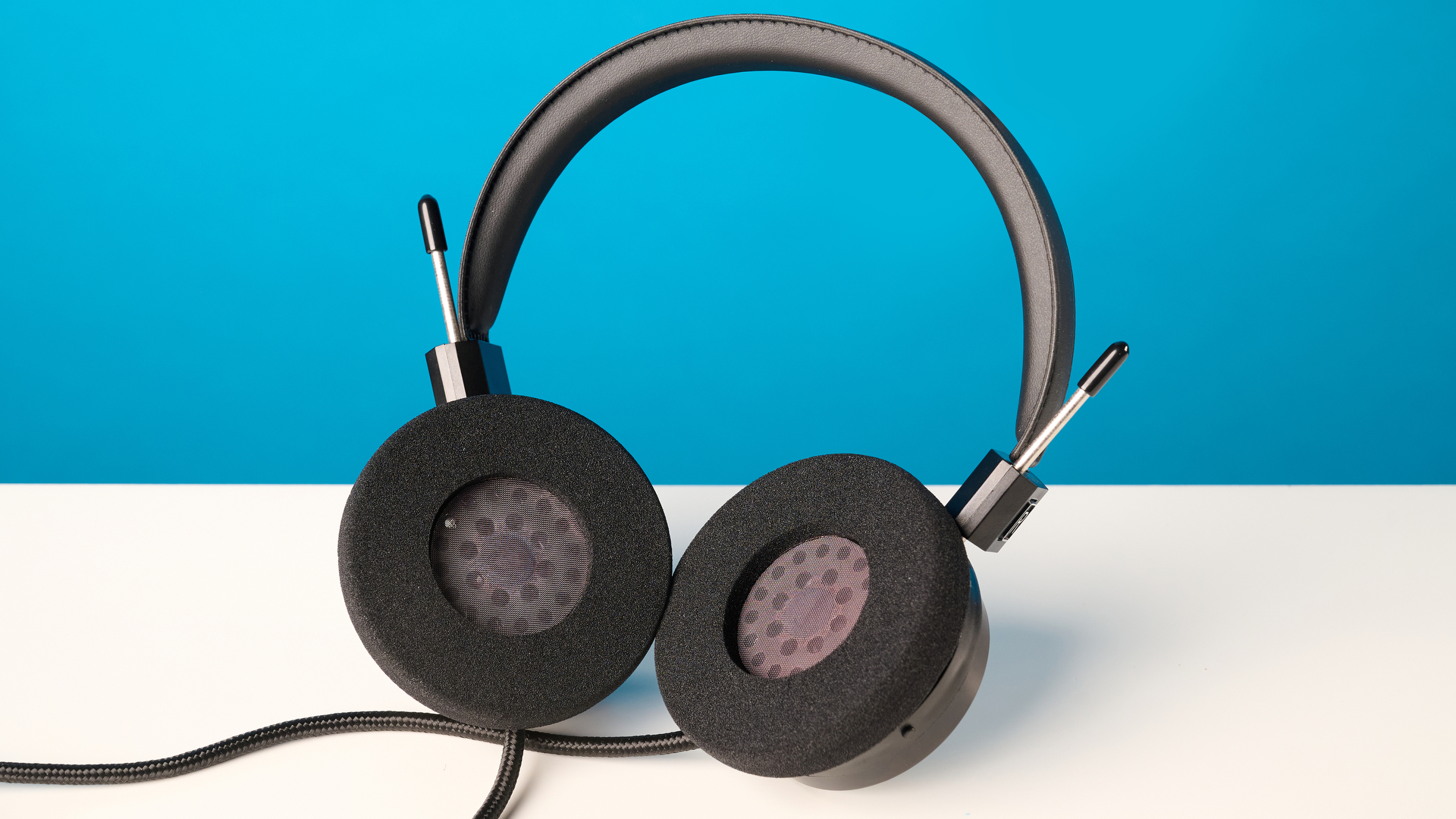 האוזניות grado sr80 עם עיצוב גב פתוח על האוזן