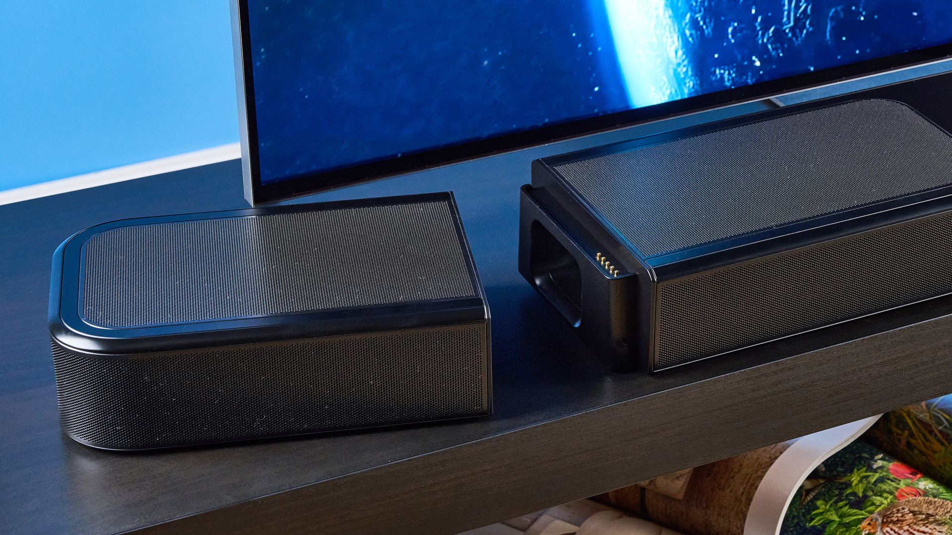 ה-jbl bar 1300xmk2 בשחור שצולם על רקע המדריך הכחול של טום