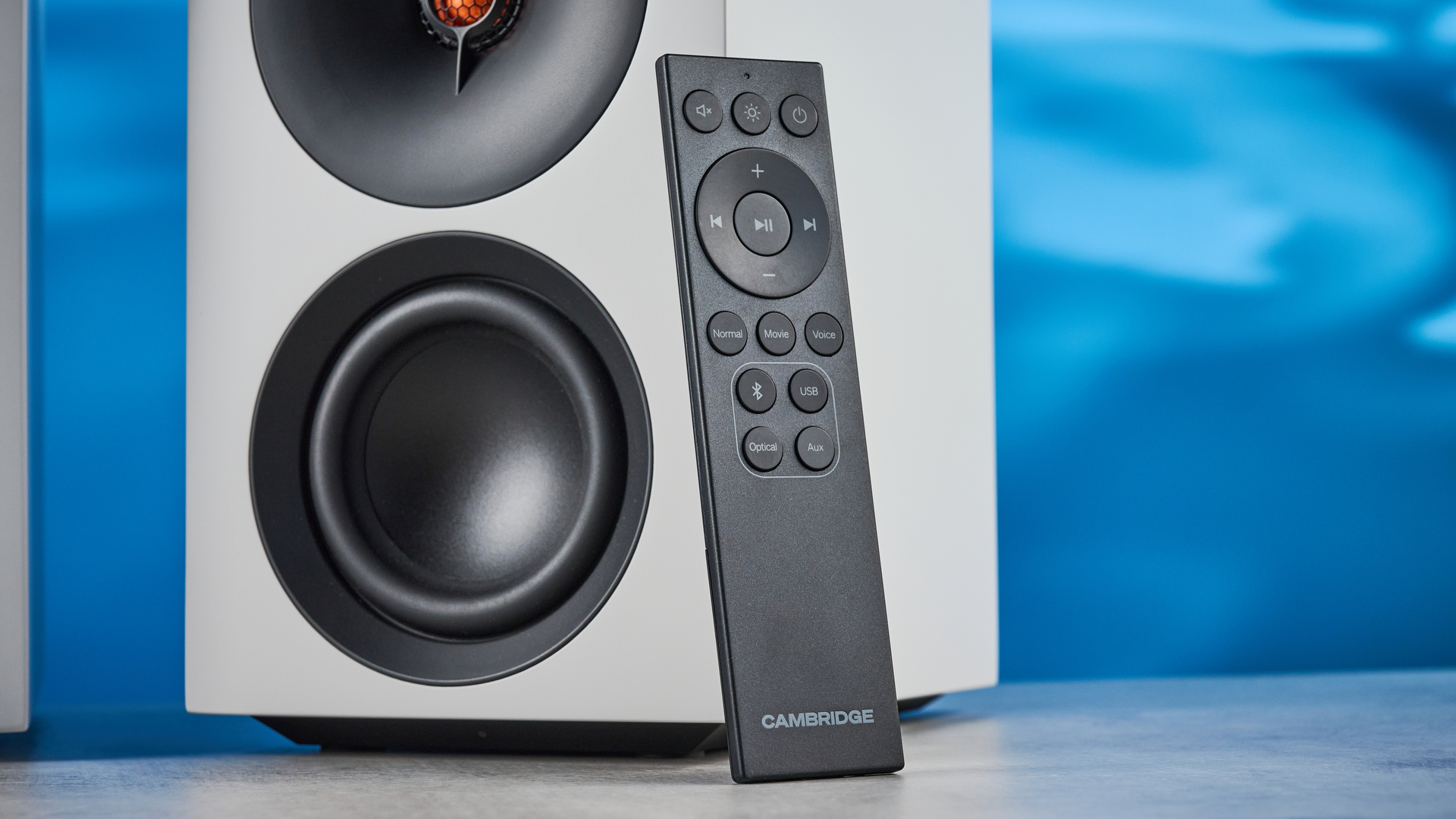 רמקולי מדף הספרים של cambridge audio l/rs בלבן עם טוויטר אלומיניום 21 מ