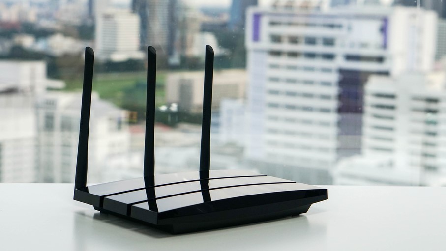 נתב Wi-Fi על אדן החלון
