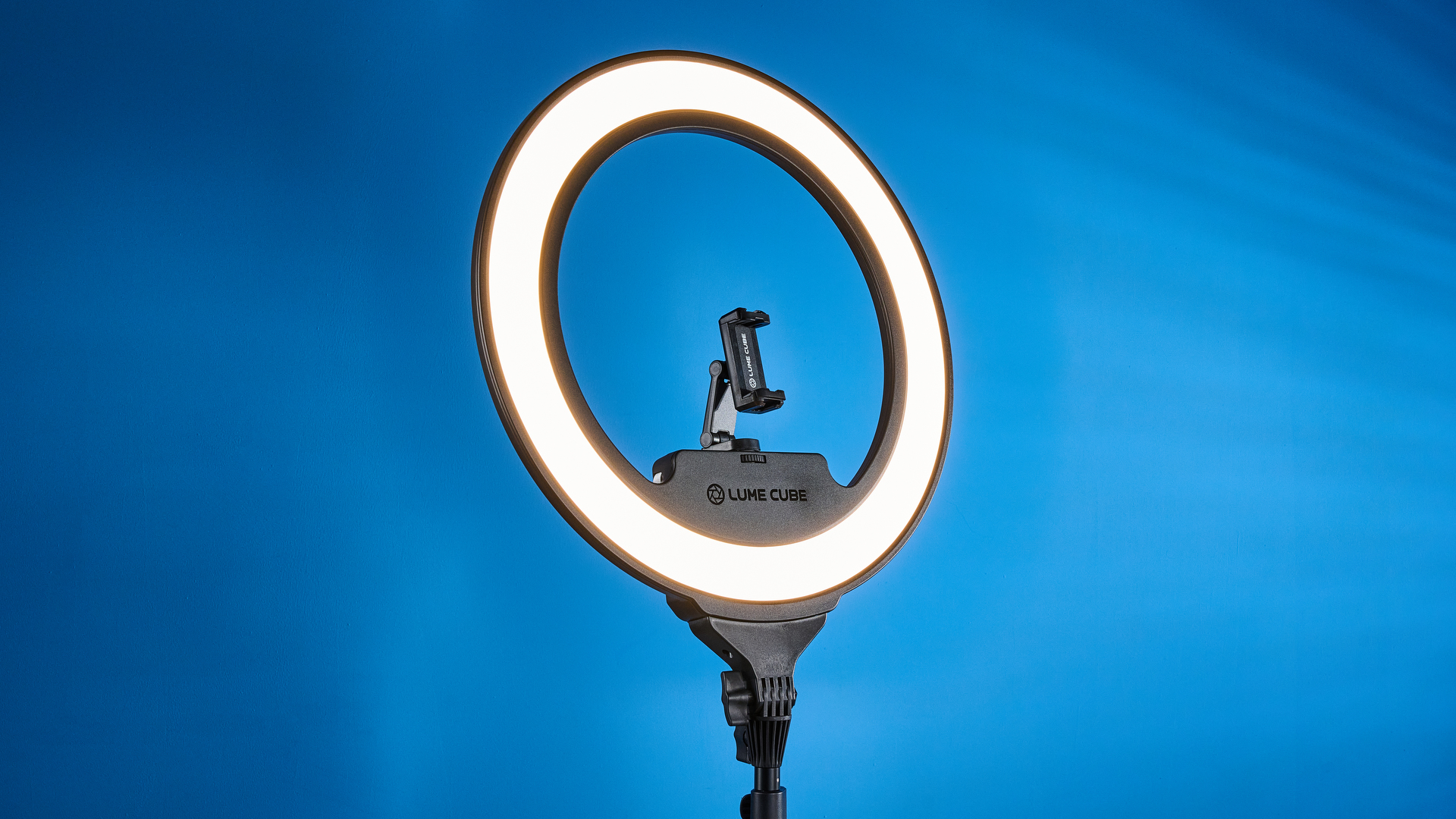 Lume Cube Cordless Ring Light Pro מצולמת מול רקע כחול