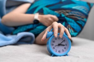 Study: Social jetlag predicts greater evening energy intake in a UK cohort. Image Credit: PawelKacperek / Shutterstock