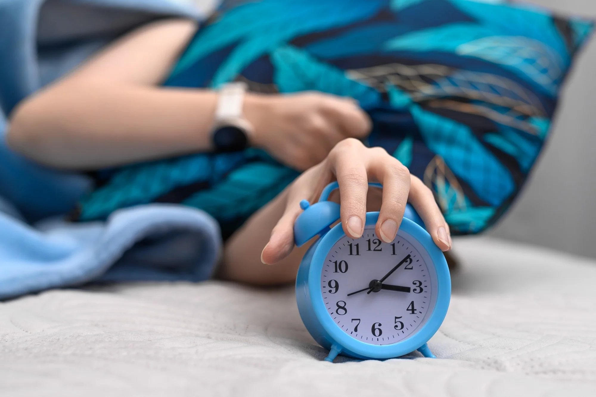 Study: Social jetlag predicts greater evening energy intake in a UK cohort. Image Credit: PawelKacperek / Shutterstock