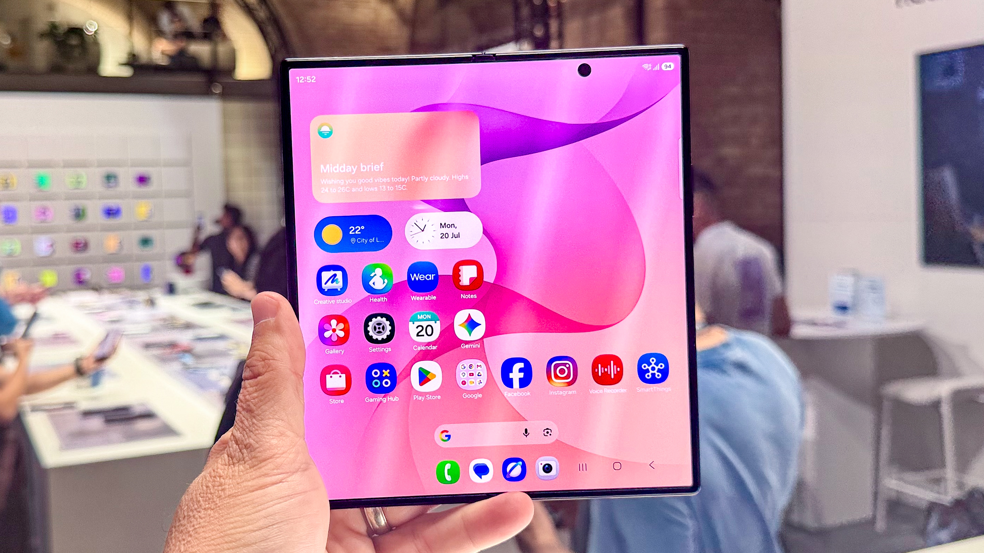 Galaxy Z Fold 8 Ultra מוצג ביד