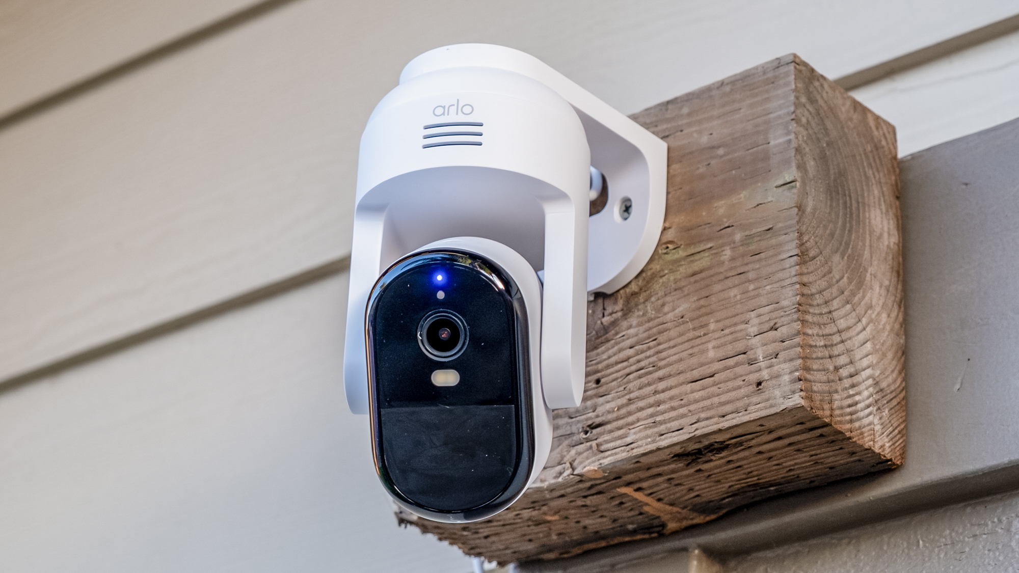 מצלמת הטיית פאן של Arlo Essential Outdoor
