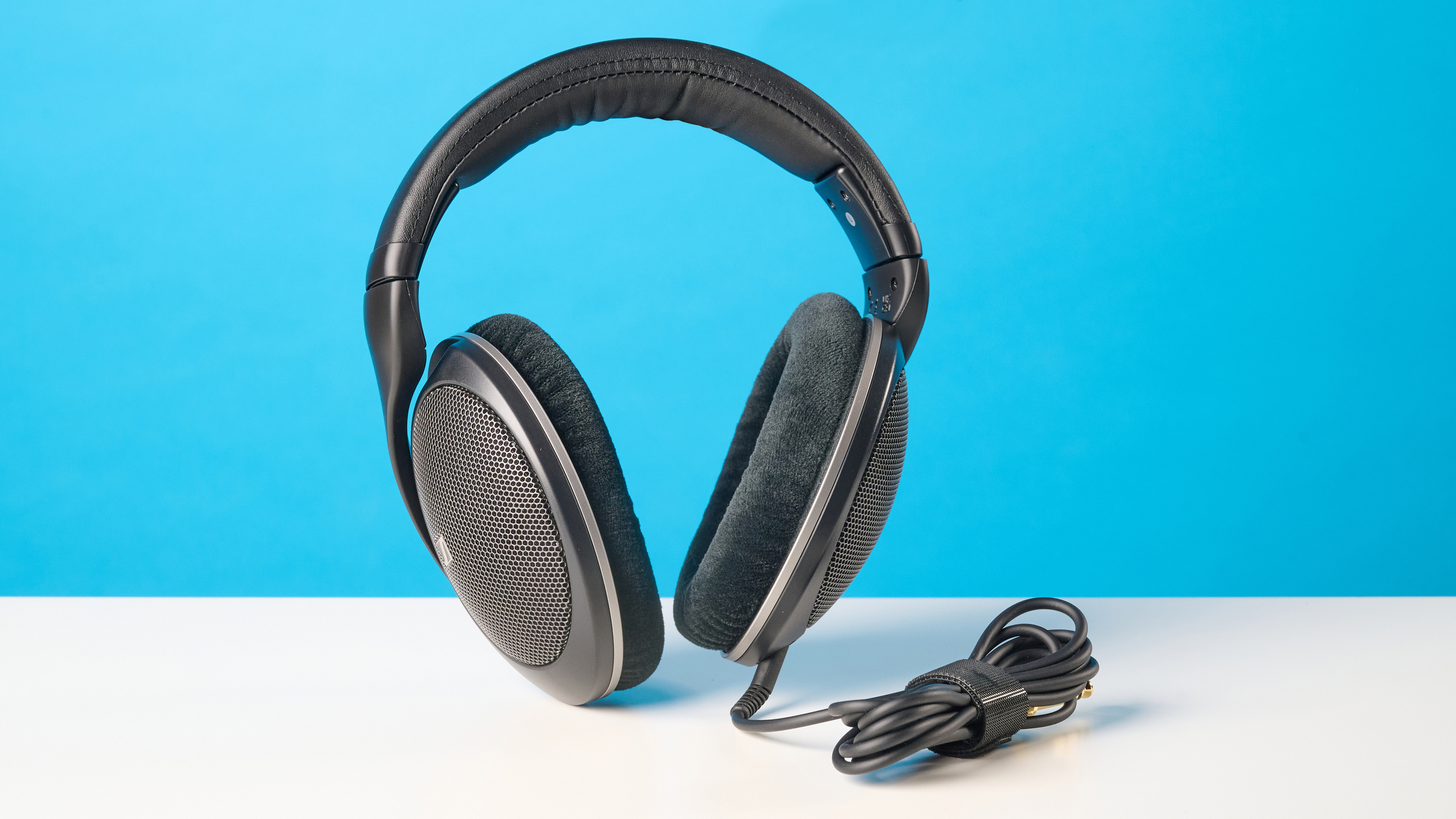 אוזניות Sennheiser HD 550 על משטח אבן עם רקע כחול