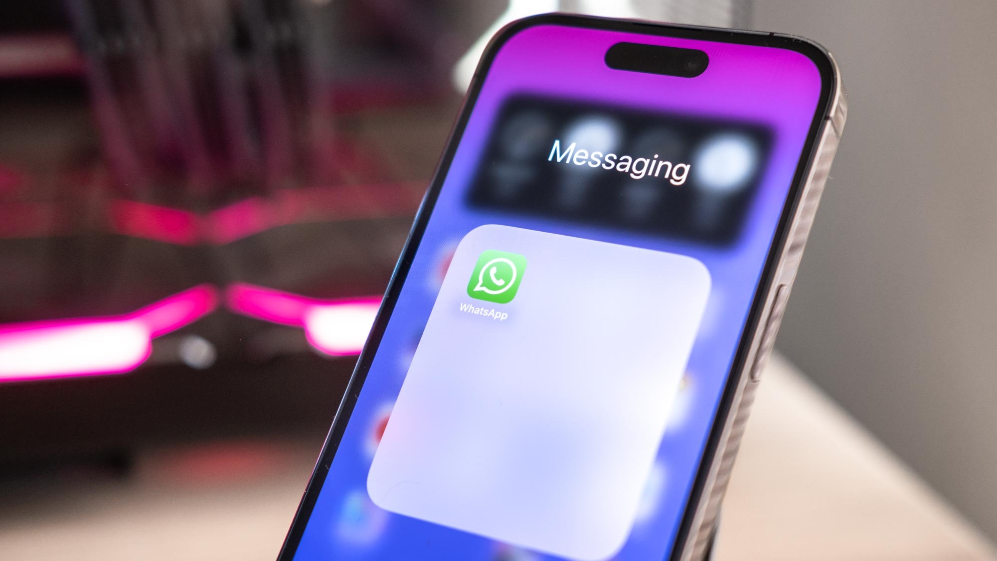 אריח אפליקציית WhatsApp גלוי על מסך אייפון