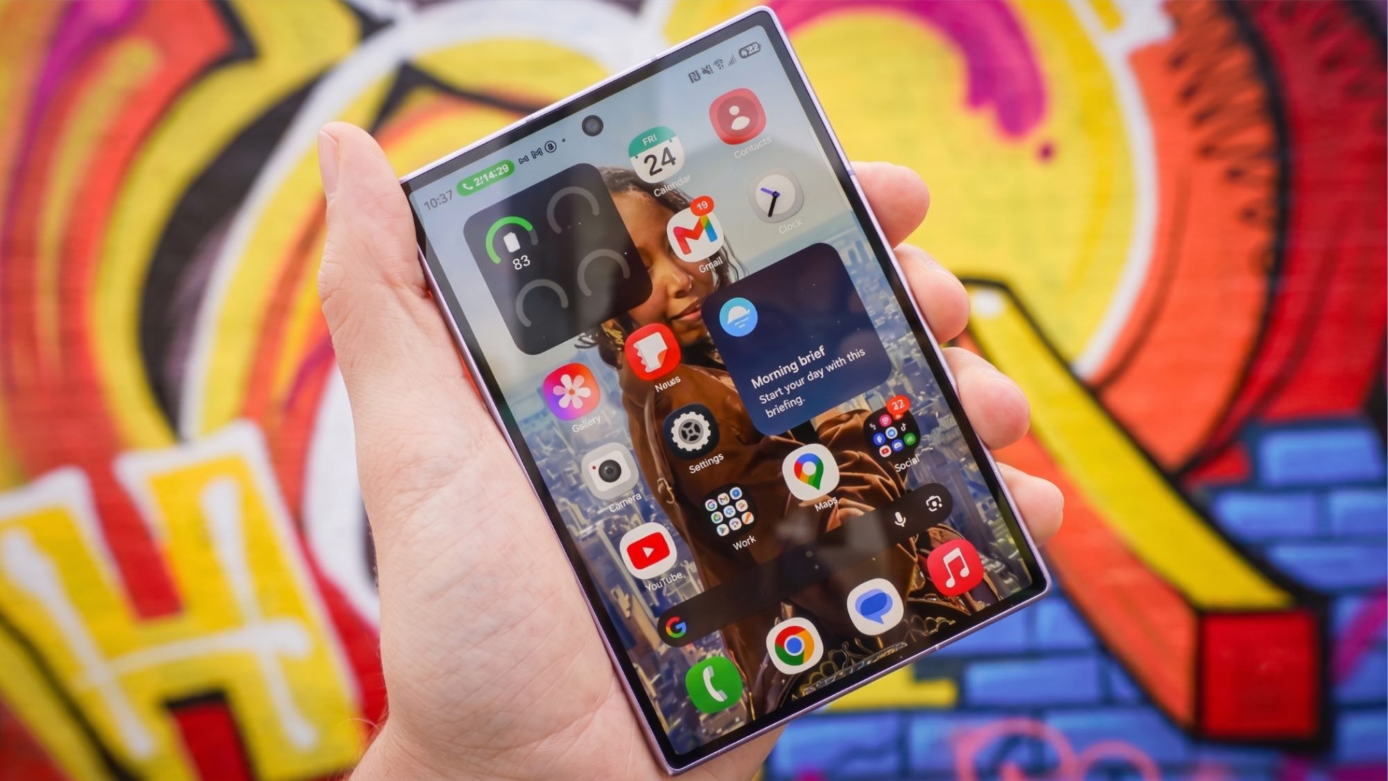 Samsung Galaxy Z Fold 8 ביד עם תצוגת כיסוי על קיר עם גרפיטי
