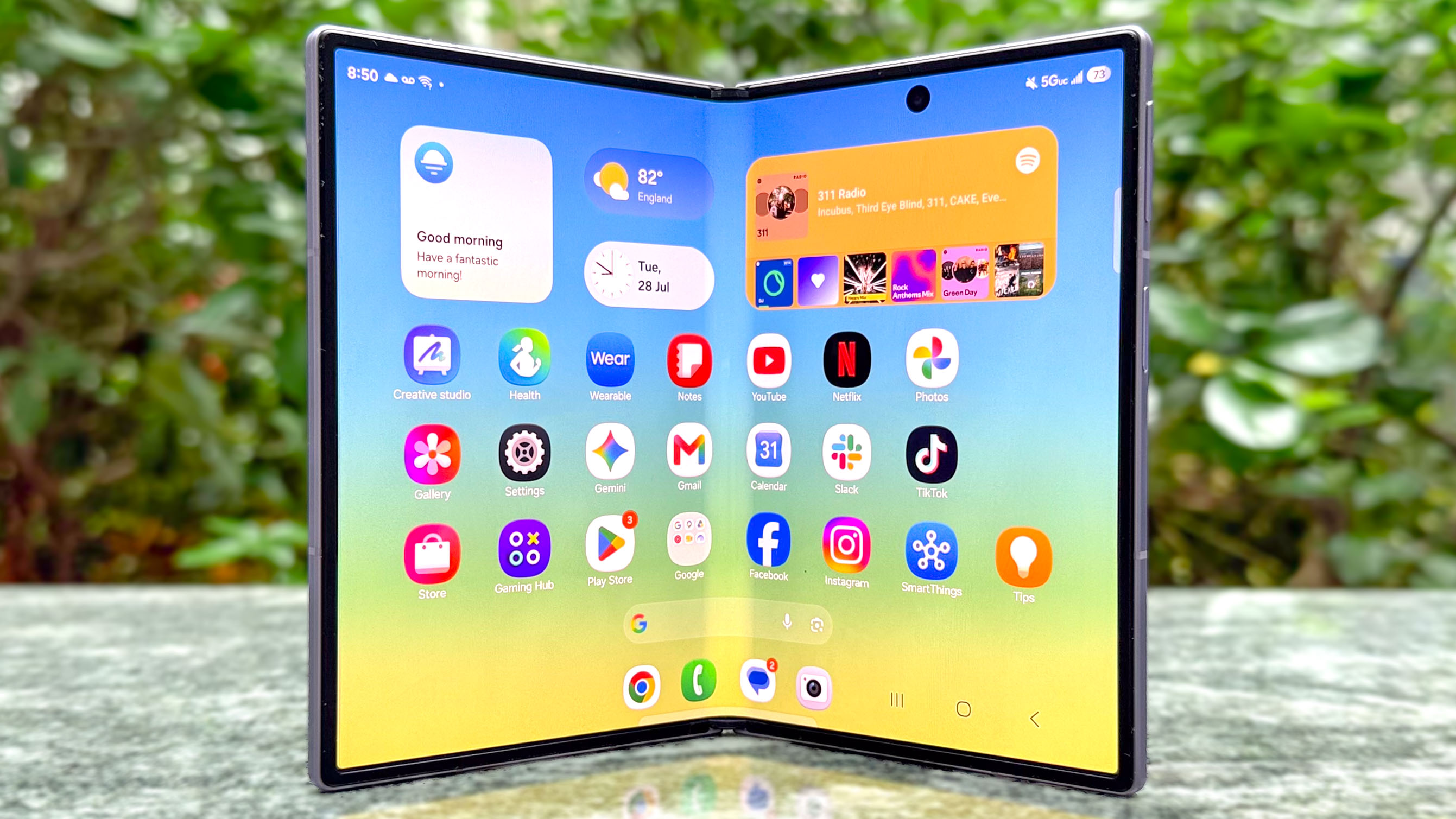 Samsung Galaxy Z Fold 8 מוצג פתוח על ספסל אבן