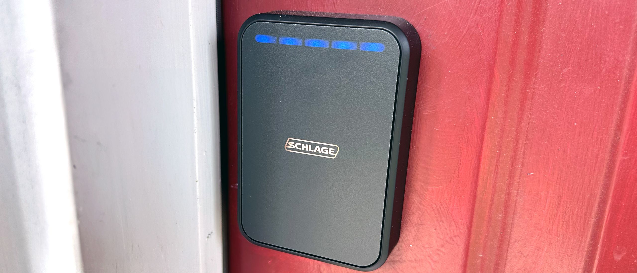 ה-Schlage Sense Pro פתח את נעילת הדלת שלי כמו קסם מאת מייק פרוספרו פורסם ב-5 באוגוסט 26 המנעול החכם של Schlage Sense Pro משתמש בטכנולוגיית Ultra-Wide Band (UWB) כך שהוא יכול לפתוח אוטומטית את נעילת הדלת שלך כאשר אתה מתקרב עם האייפון שלך. זה עובד טוב, אבל זה יקר עבור מה שהוא מציע.