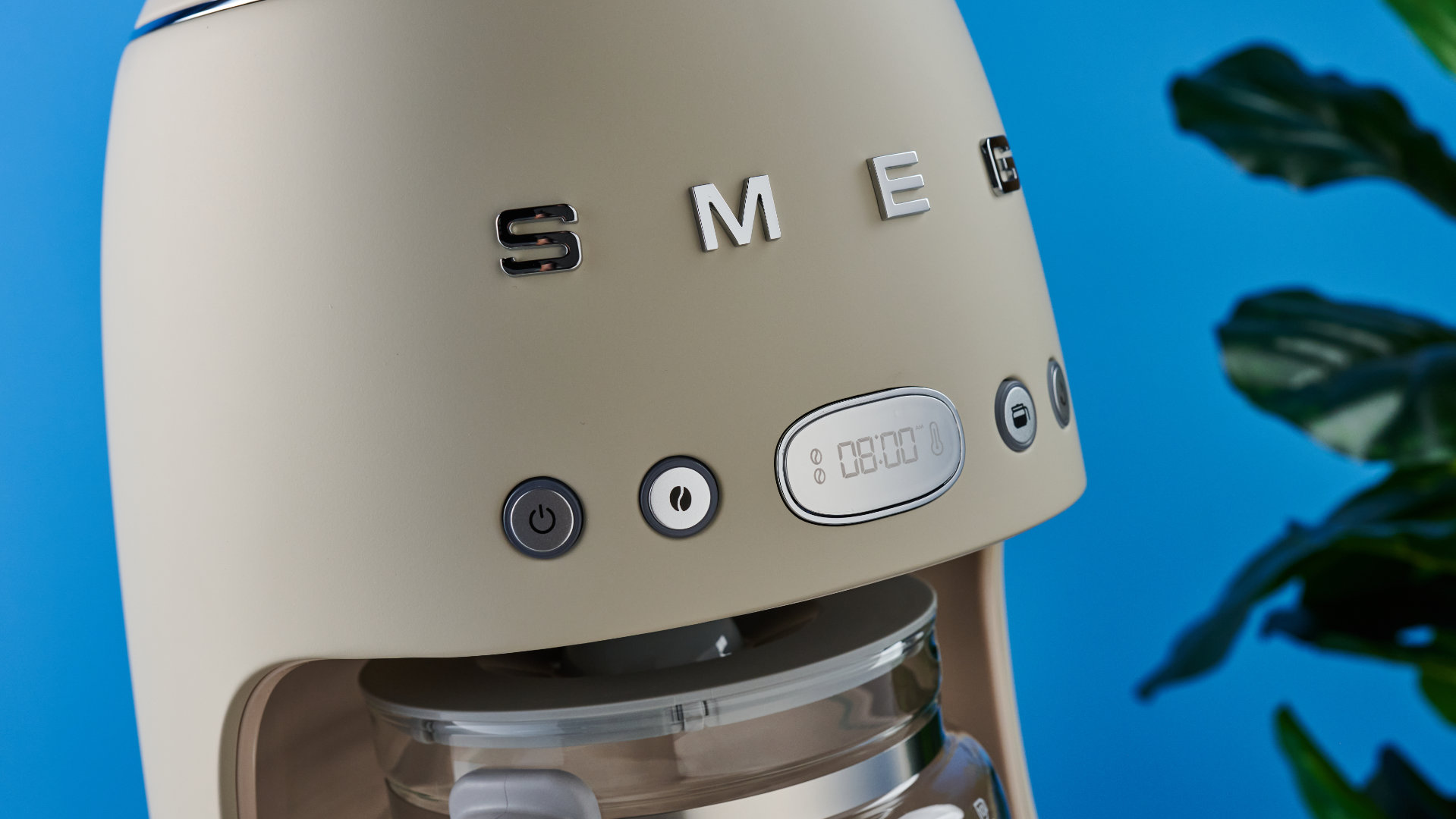 מכונת הקפה רטרו smeg שצולמה על רקע המדריך הכחול של טום