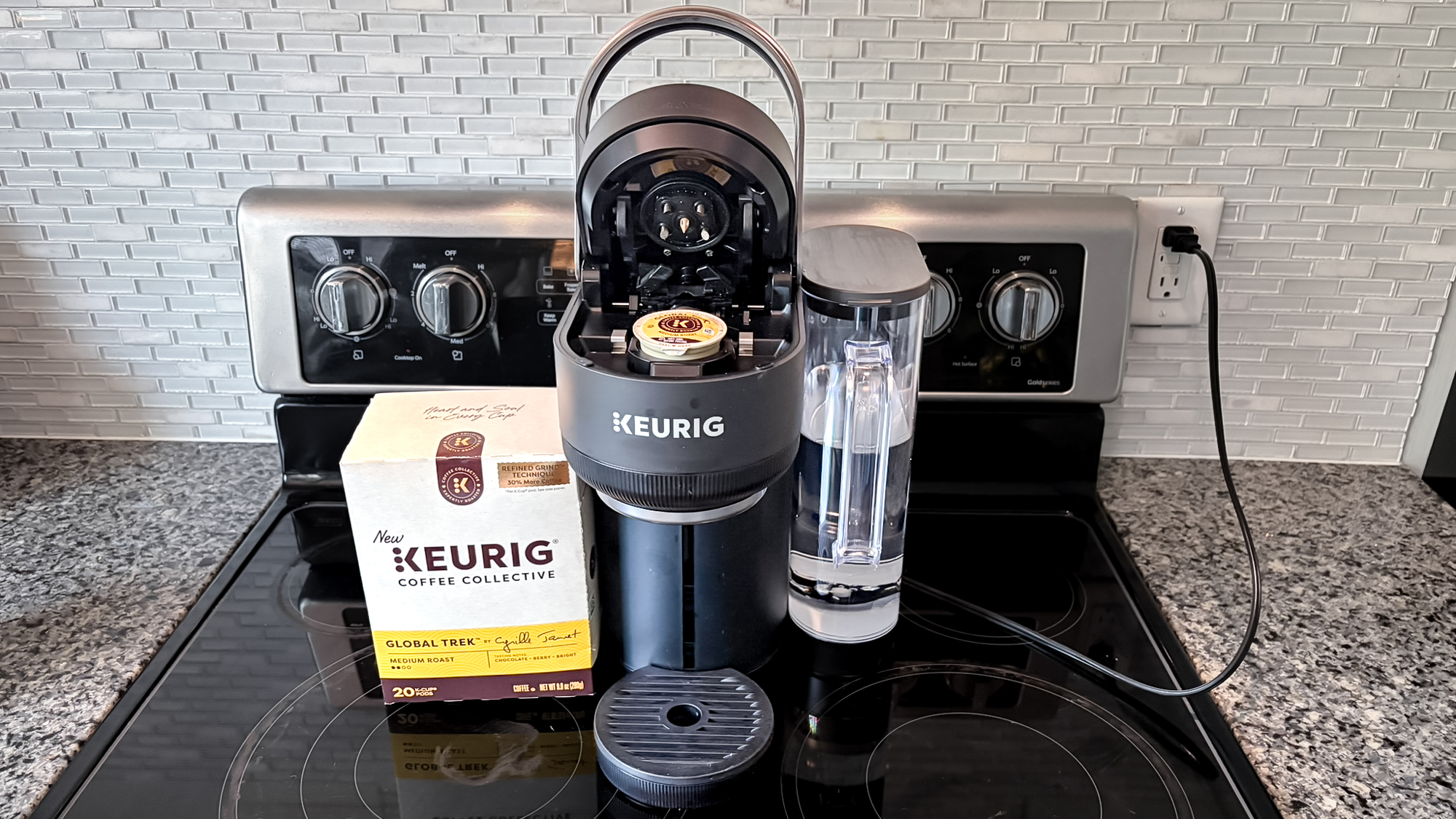 מכונת קפה Keurig K-Crema על דלפק במטבח