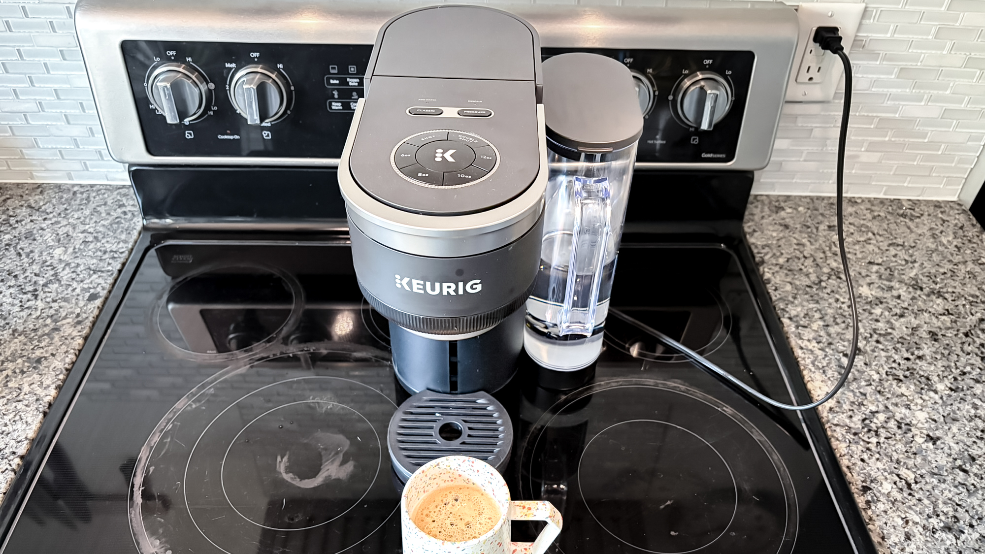 מכונת קפה Keurig K-Crema על דלפק במטבח
