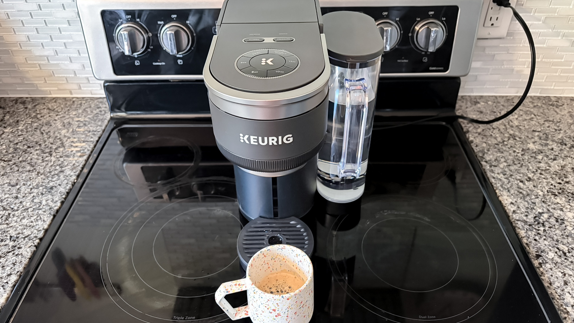 מכונת קפה Keurig K-Crema על דלפק במטבח