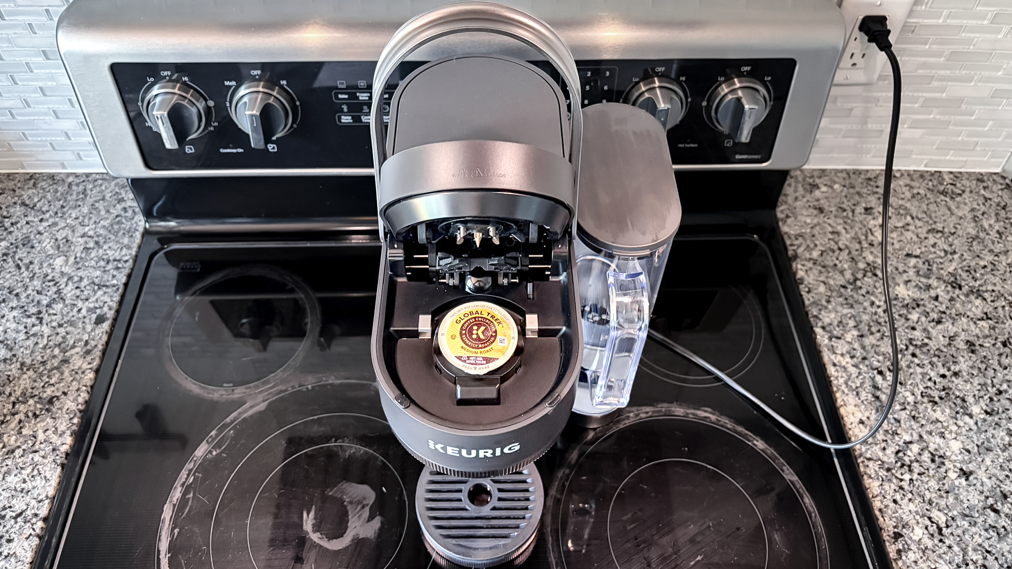 מכונת קפה Keurig K-Crema על דלפק במטבח