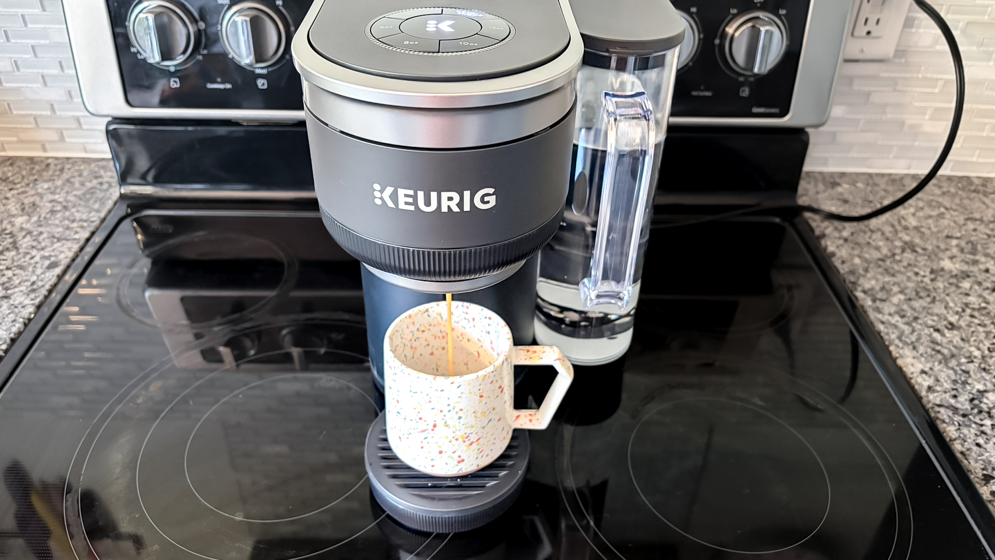 מכונת קפה Keurig K-Crema על דלפק במטבח