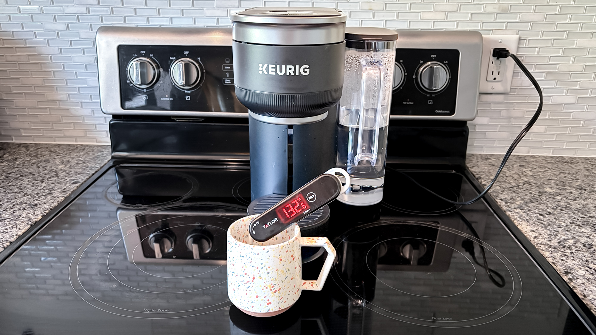 מכונת קפה Keurig K-Crema על דלפק במטבח