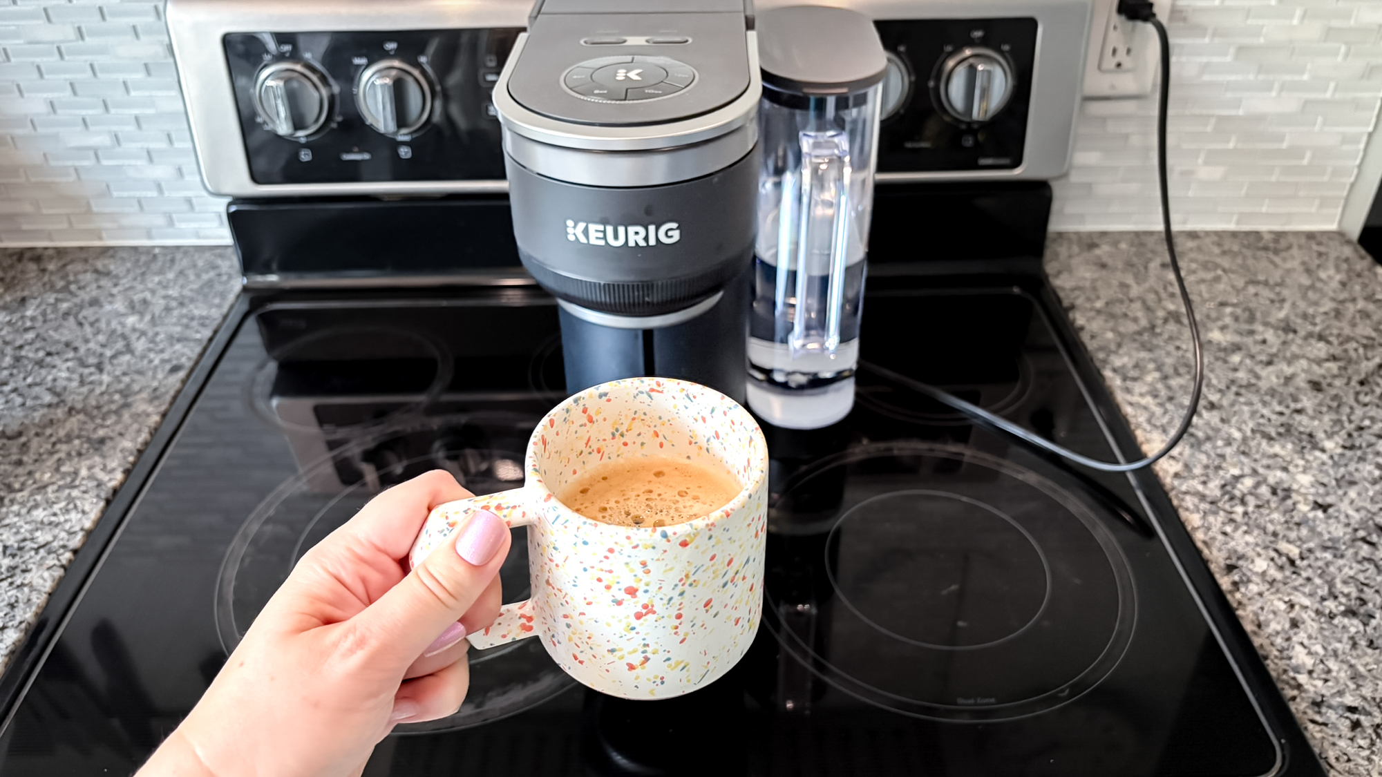 מכונת קפה Keurig K-Crema על דלפק במטבח