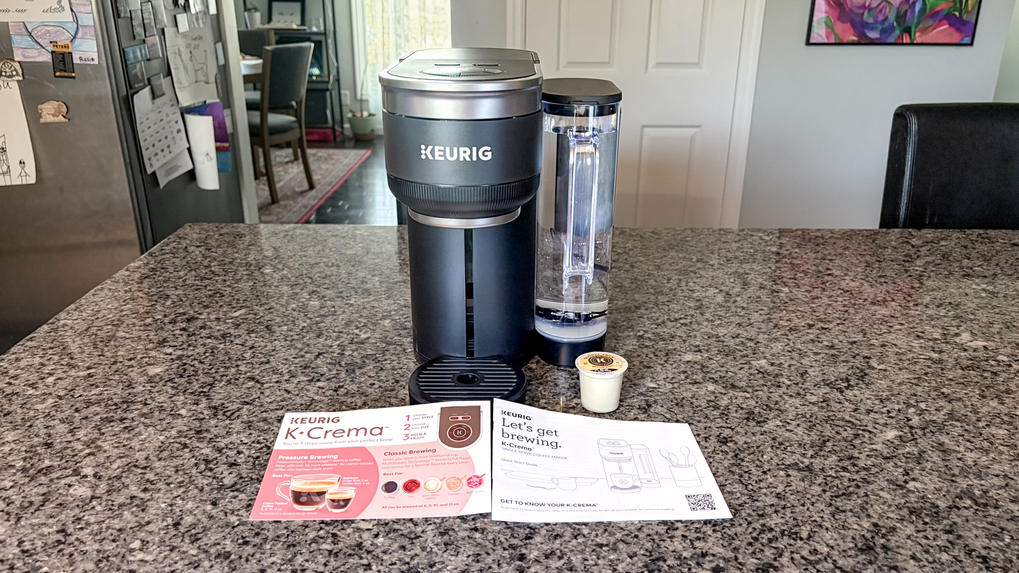 מכונת קפה Keurig K-Crema על דלפק במטבח