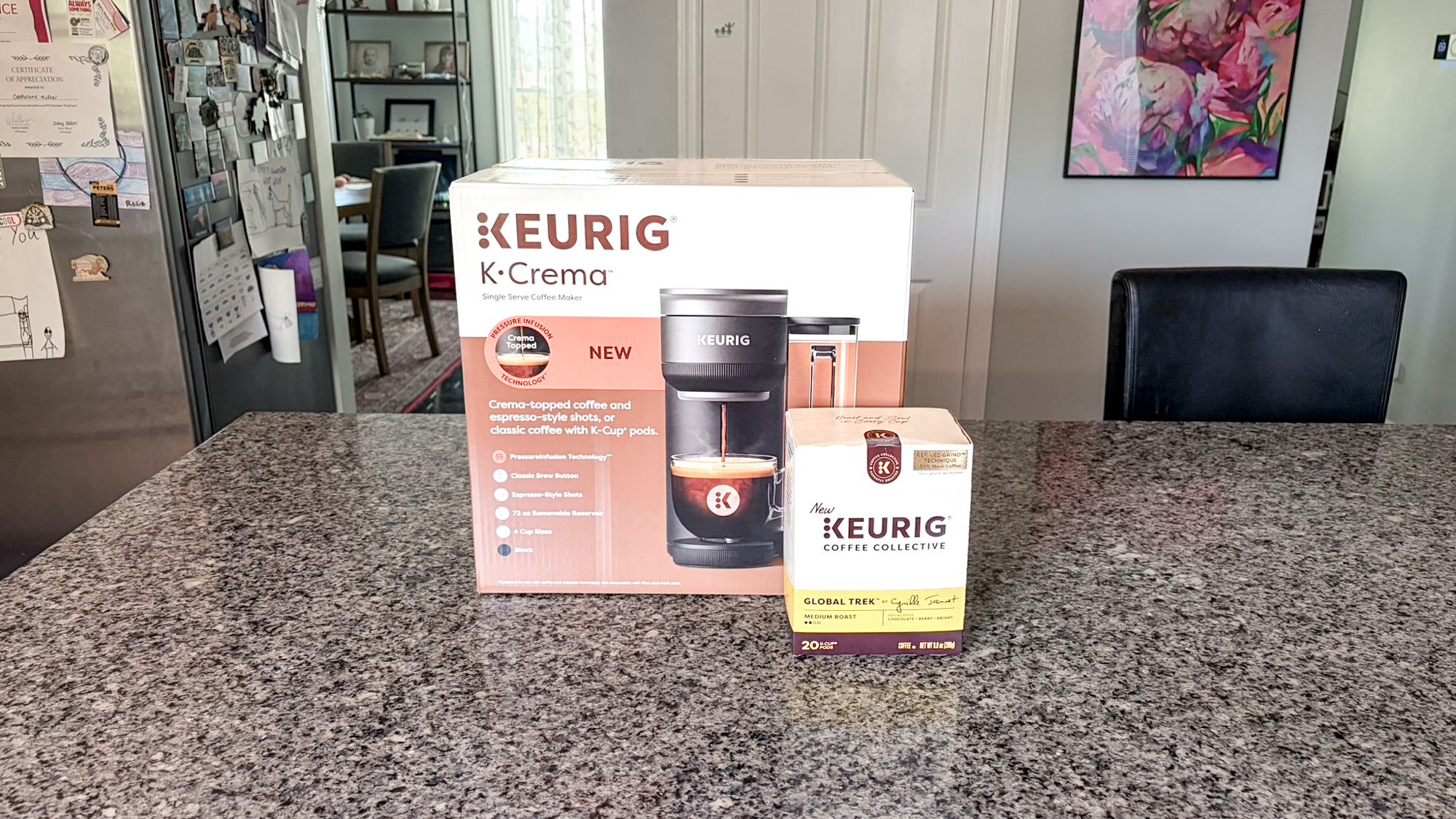 מכונת קפה Keurig K-Crema על דלפק במטבח