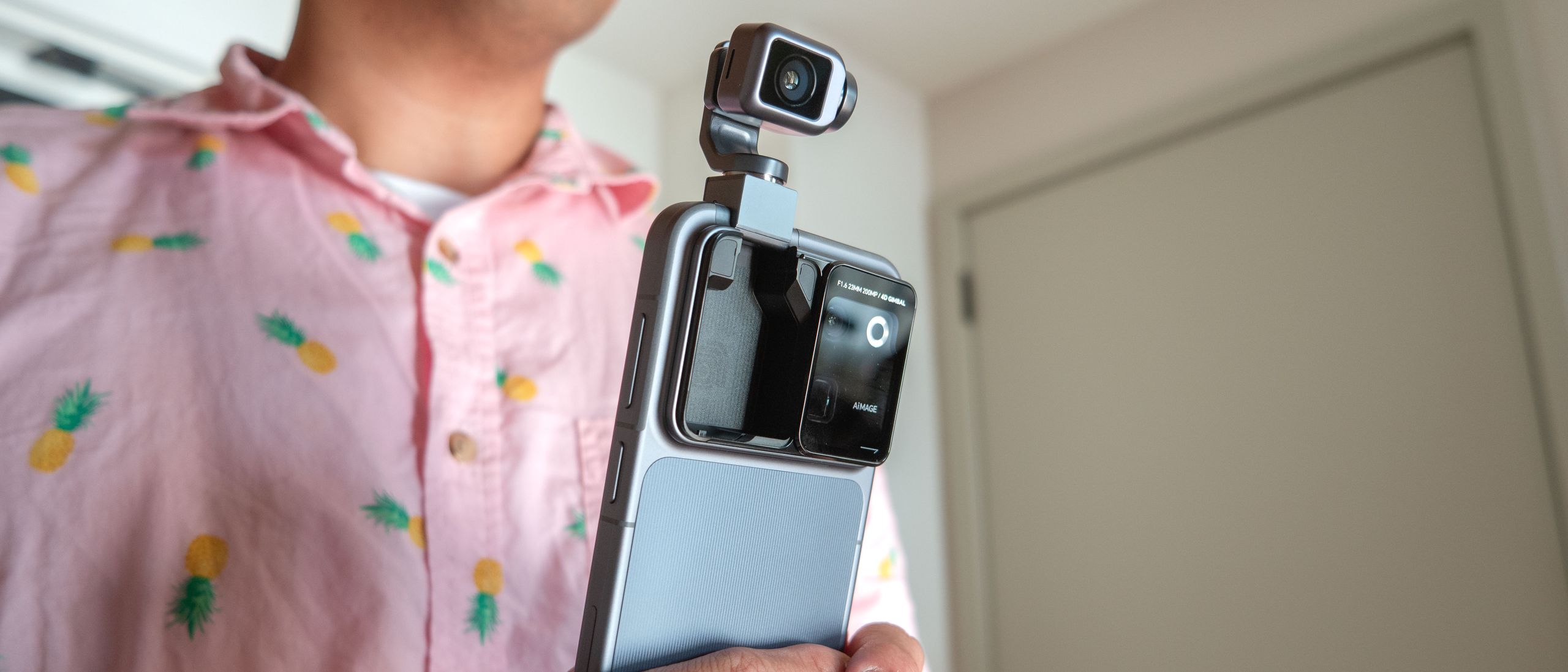 ניסיתי את ה-Honor Robot Phone וזה גימבל מובנה בטירוף - וזה יכול להיות העתיד של טלפונים מצלמות מאת John Velasco עודכן לאחרונה ב-12 באוגוסט 26 עדיין לא דורג על ידי הצגת גימבל רובוטי ממונע לעיצובו, ה-Honor Robot Phone מדמיין מחדש את הווידאו הנייד שייתן לגימבולים של מצלמות הפעולה הנוכחיות להרוויח את כספם.