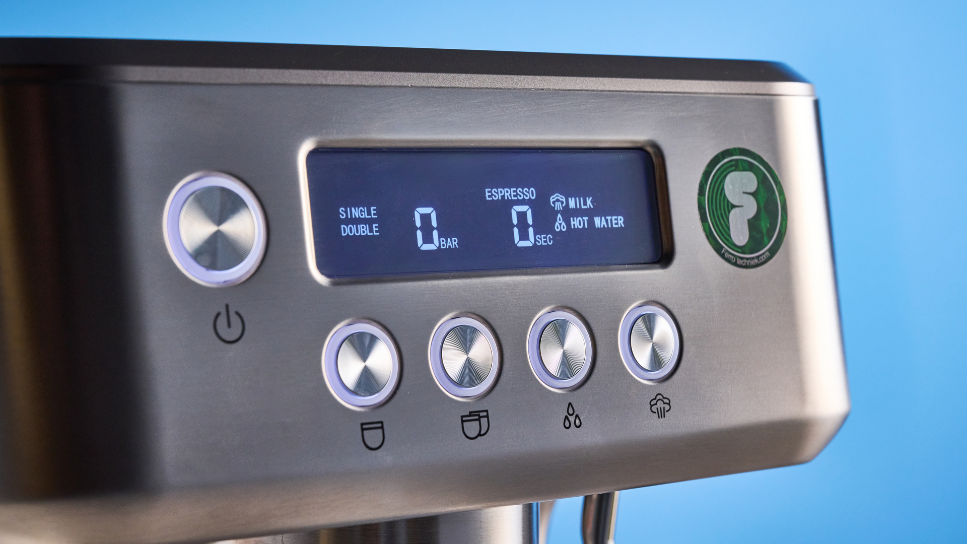 ה-casabrews ultra pro צולם על רקע המדריך הכחול