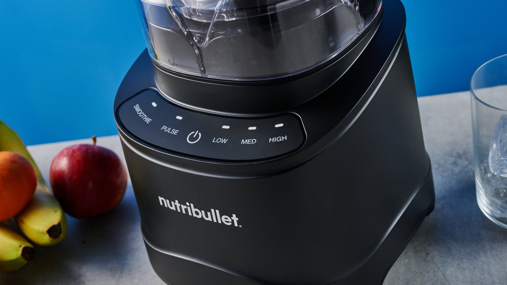 Nutribullet Power Core צולם מול רקע כחול