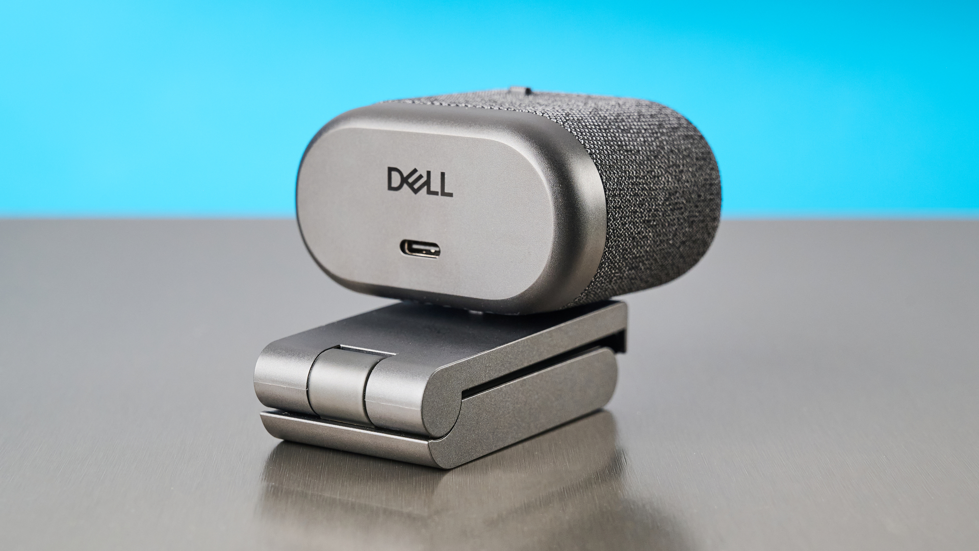 מצלמת אינטרנט Dell Pro 7 מצולמת מול רקע כחול