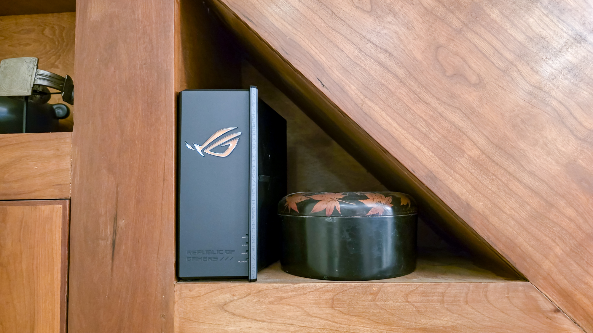 נתב גיימינג Asus ROG Strix GS-BE18000 על מדף