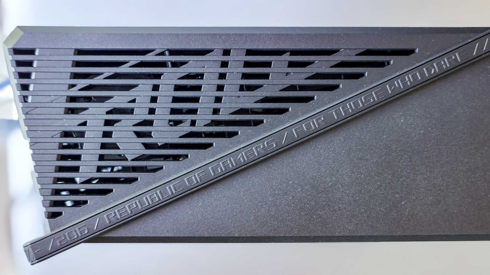 החלק העליון של נתב המשחקים Asus ROG Strix GS-BE18000