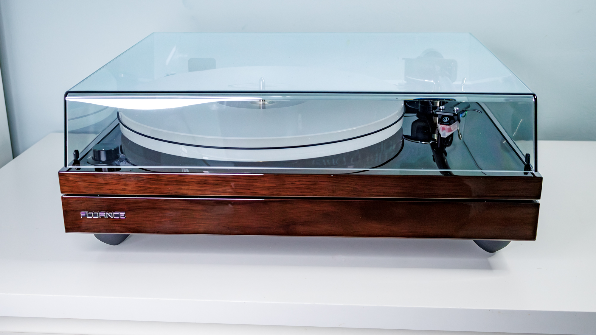 פטיפון Fluance RT87 על שולחן לבן