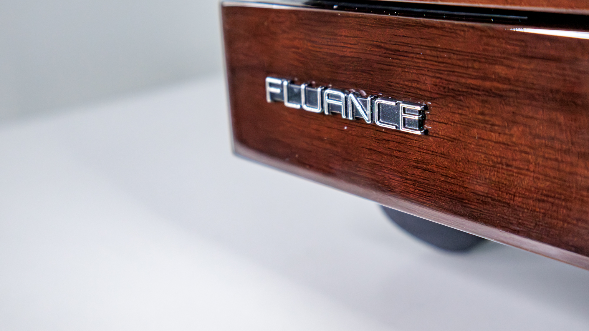 פטיפון Fluance RT87 על שולחן לבן