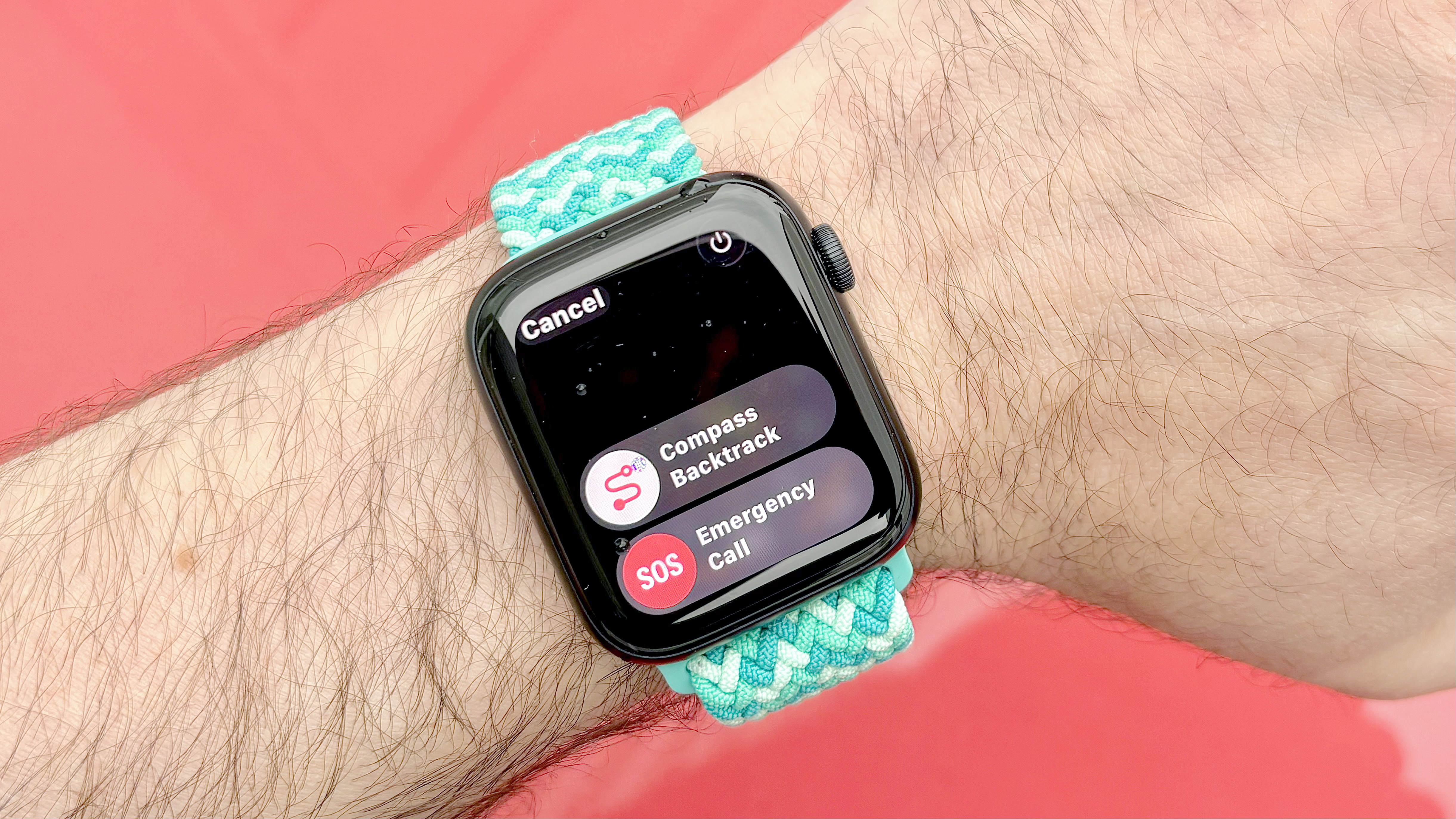 תקריב של Apple Watch SE 3 על רצועה בצבע טורקיז
