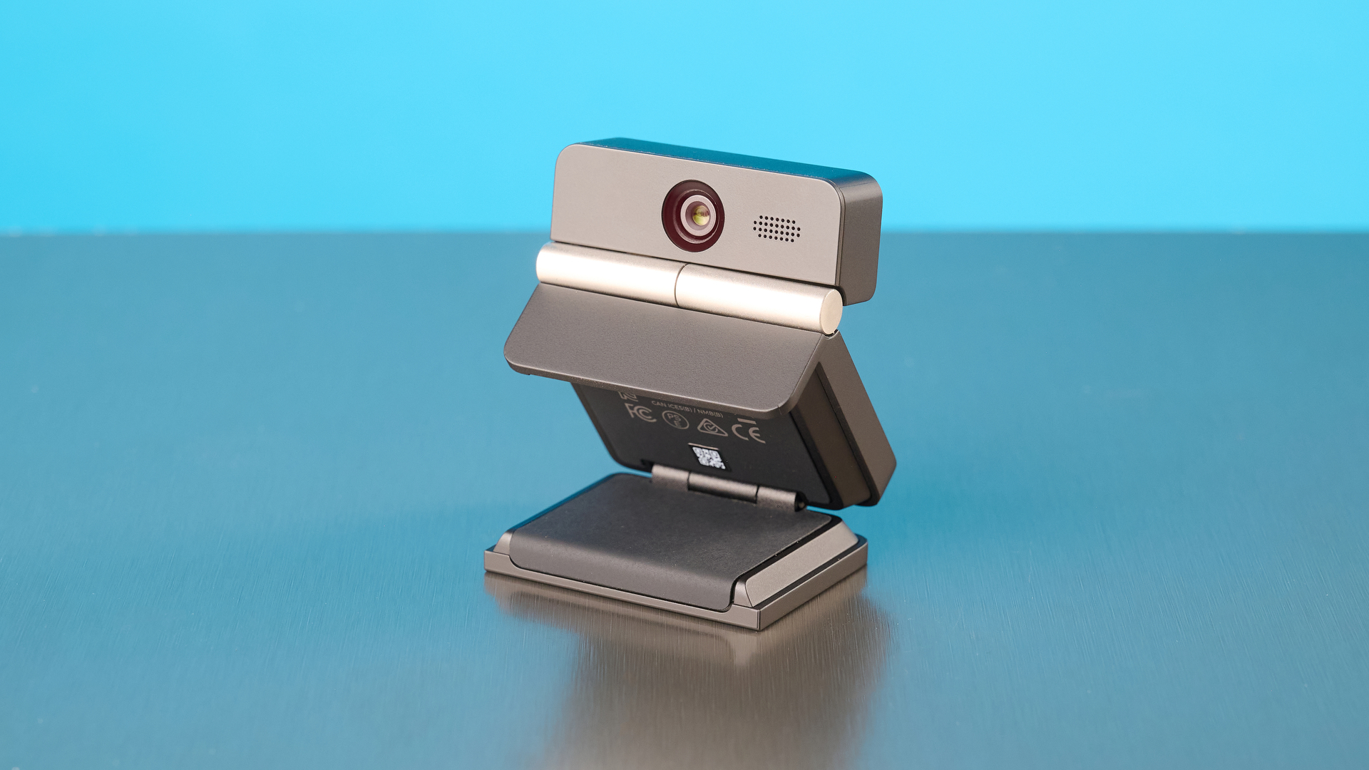 מצלמת אינטרנט מתקפלת של Obsbot Meet Flip מצולמת מול רקע כחול