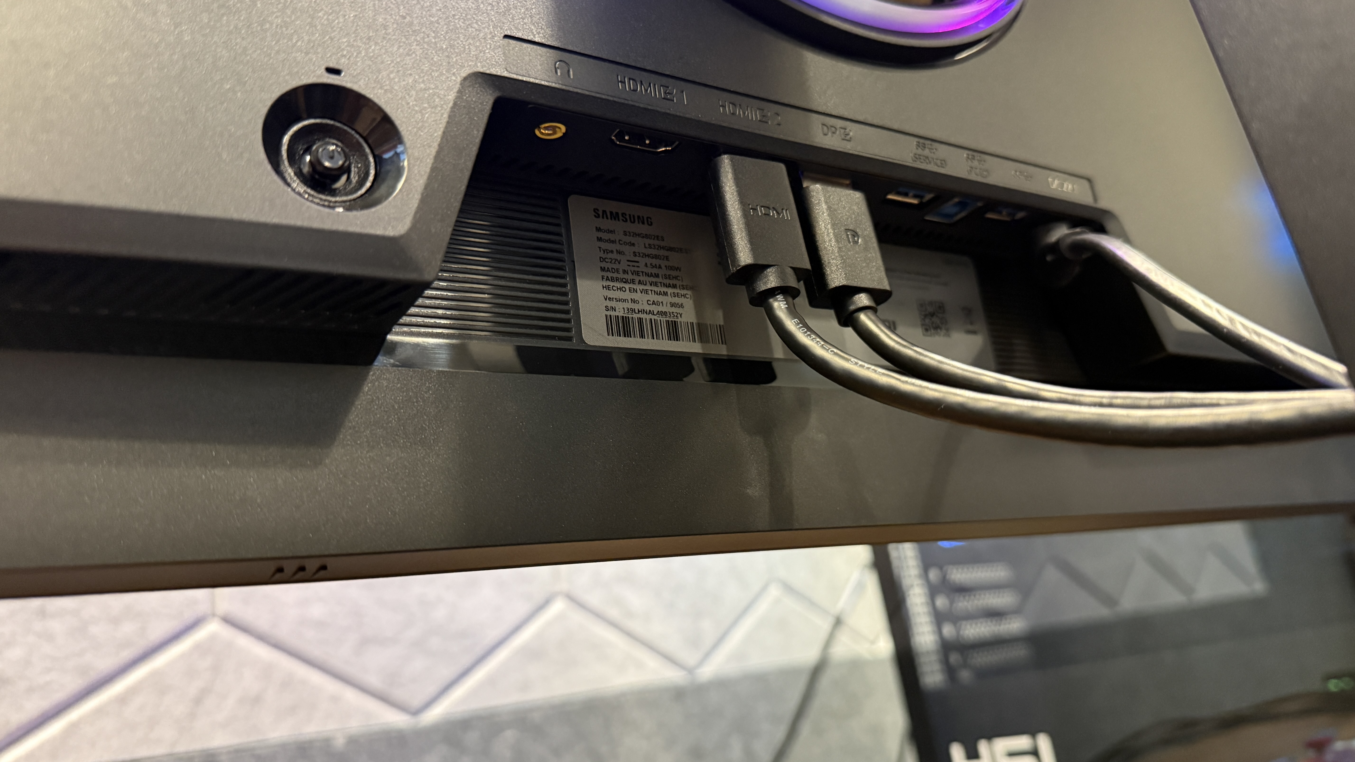 היציאות בצד האחורי של צג המשחקים Samsung Odyssey G8 (G80HS).