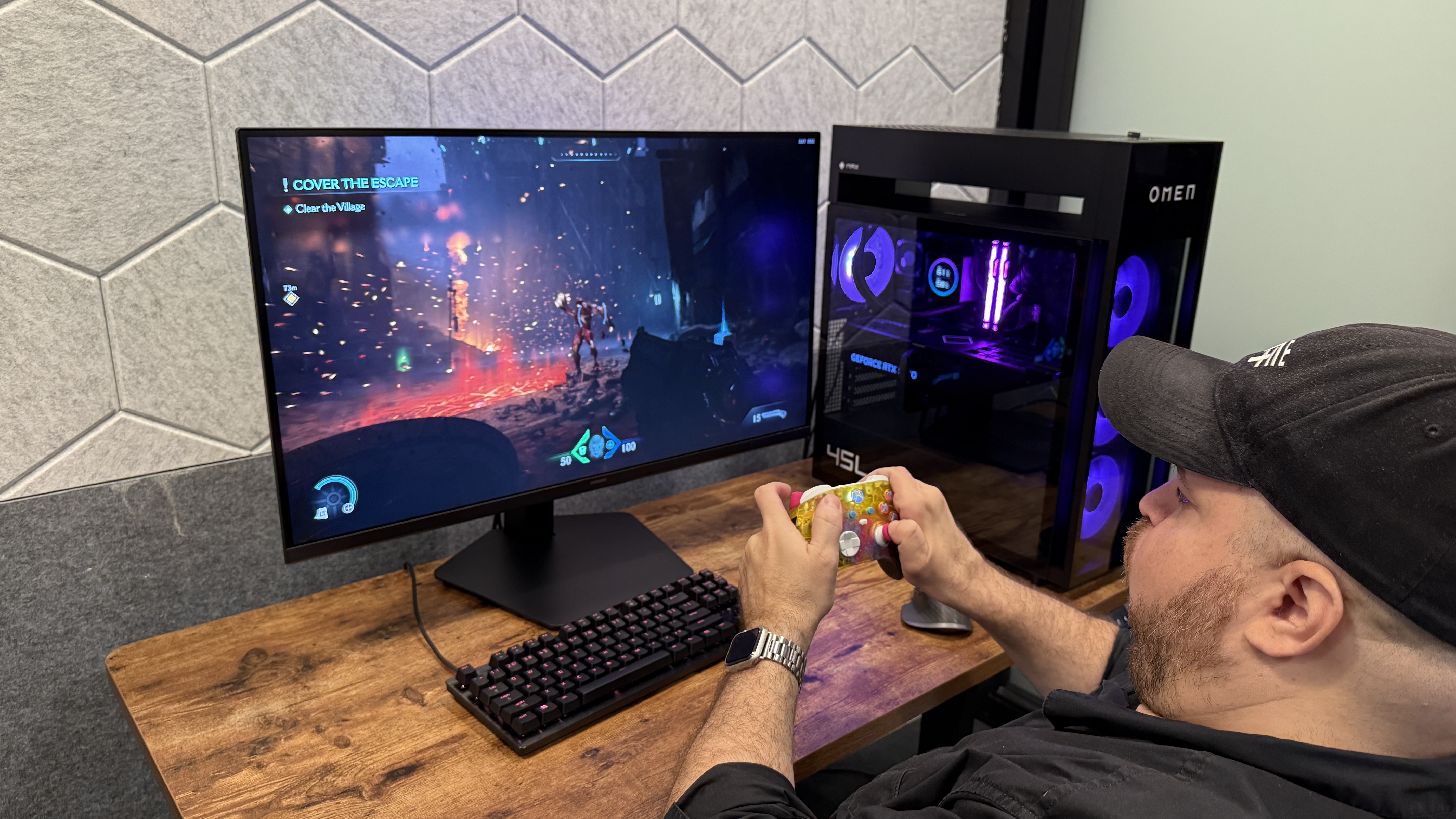 אדם שמשחק משחקים על צג Samsung Odyssey G8 (G80HS) עם מחשב גיימינג HP Omen