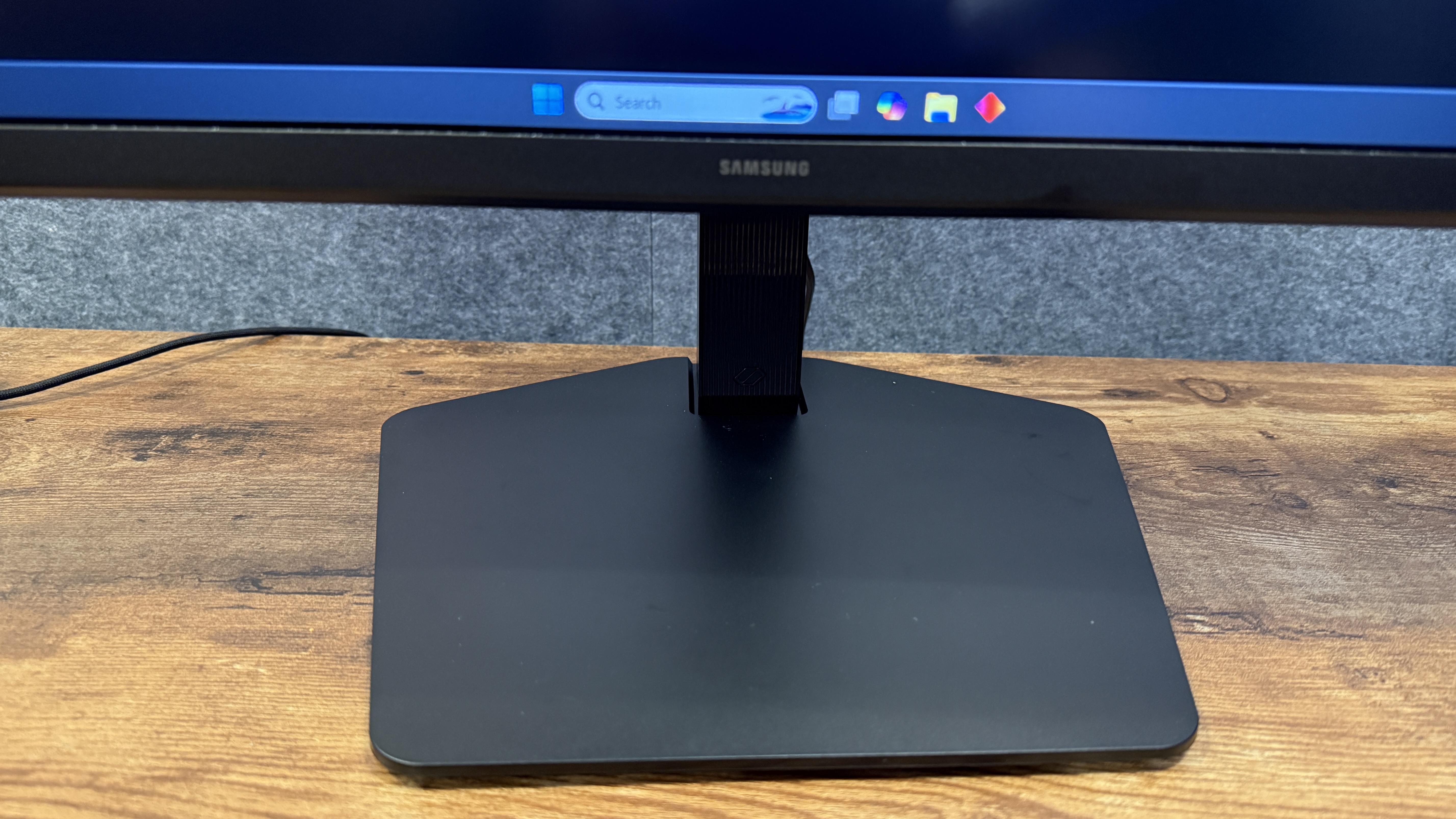 הבסיס השטוח בתחתית המעמד של Samsung Odyssey G8 (G80HS)'
