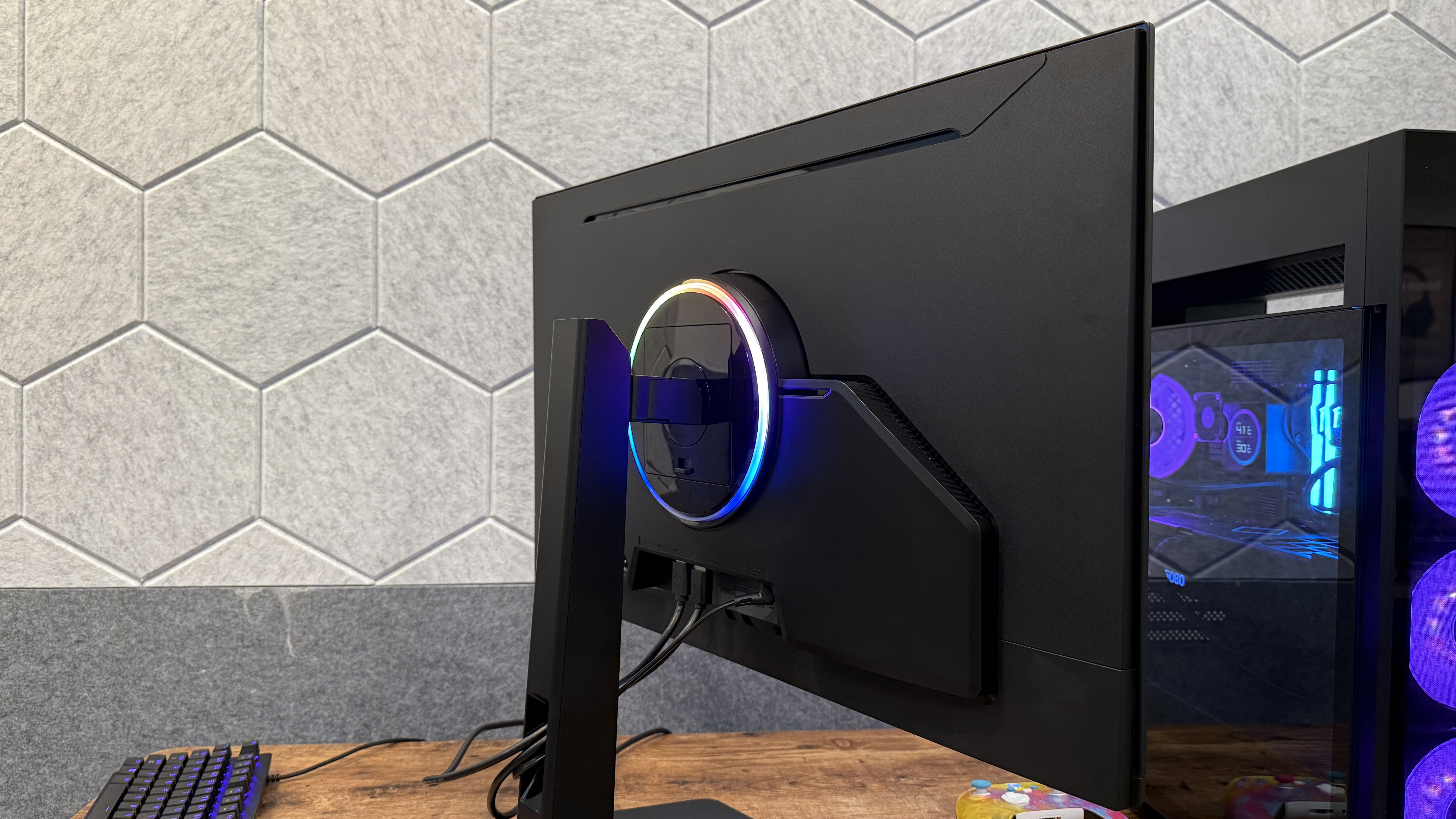 הצד האחורי של Samsung Odyssey G8 (G80HS) מציג את טבעת האור RGB שלו