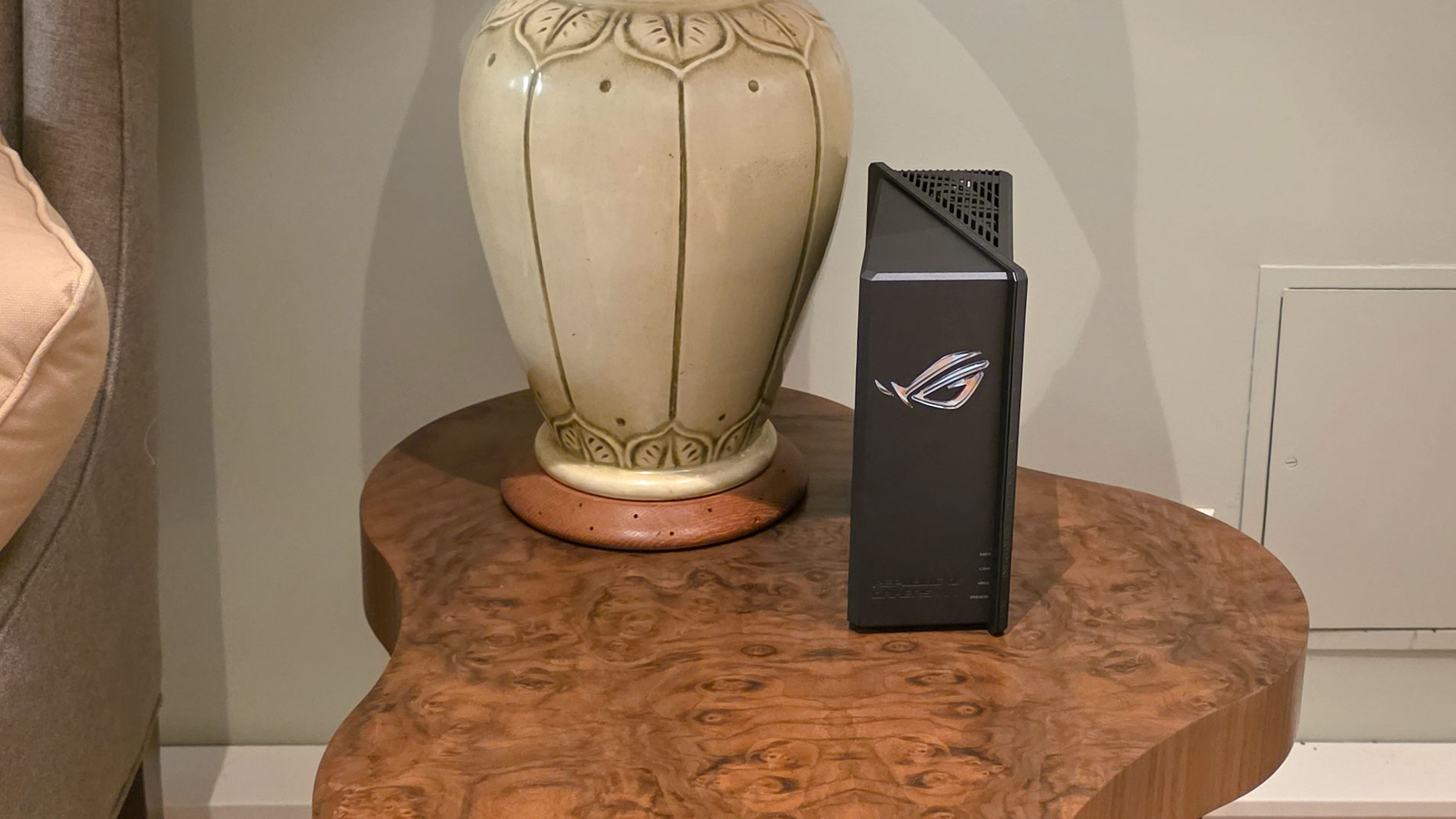 נתב משחקים Asus ROG Strix GS-BE18000 על שולחן