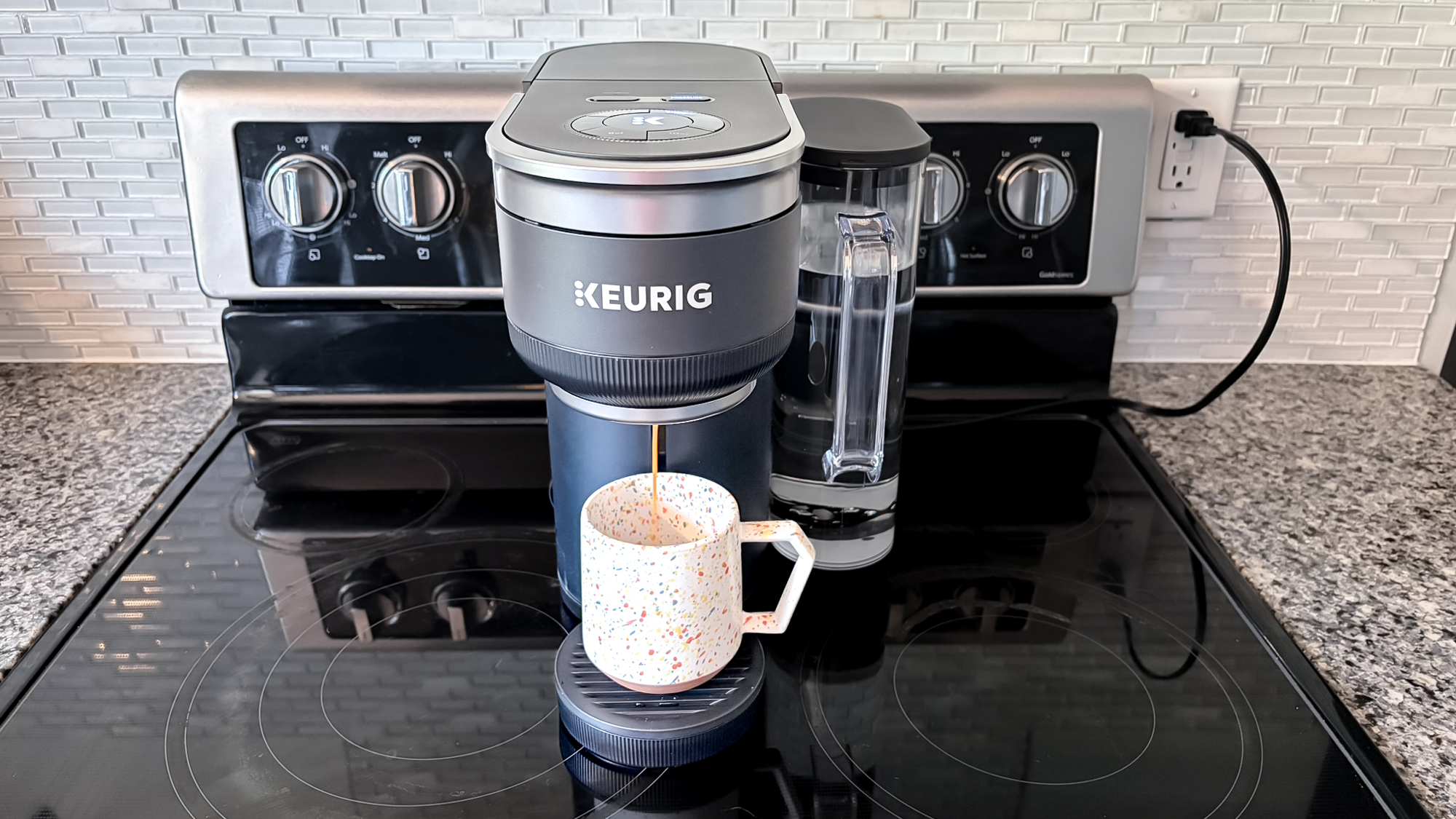 מכונת קפה Keurig K-Crema על דלפק במטבח