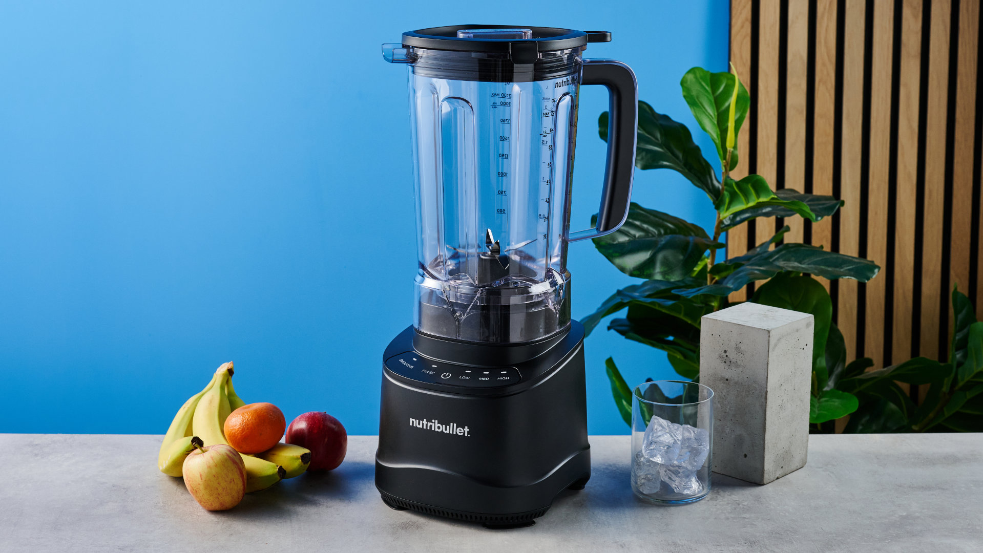 Nutribullet Power Core צולם מול רקע כחול
