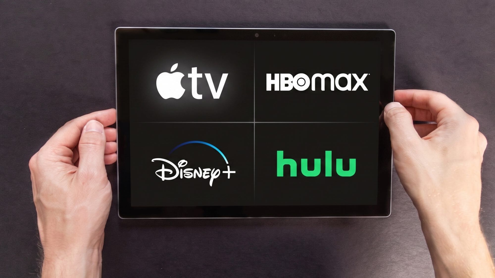 (בכיוון השעון מימין למעלה) סמלי לוגו של Apple TV, HBO Max, Hulu ודיסני פלוס בטאבלט