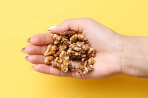 Paper: Nut consumption and the risk of hypertension: a systematic review and dose response meta-analysis of prospective studies. Image Credit: Pawel Michalowski / Shutterstock