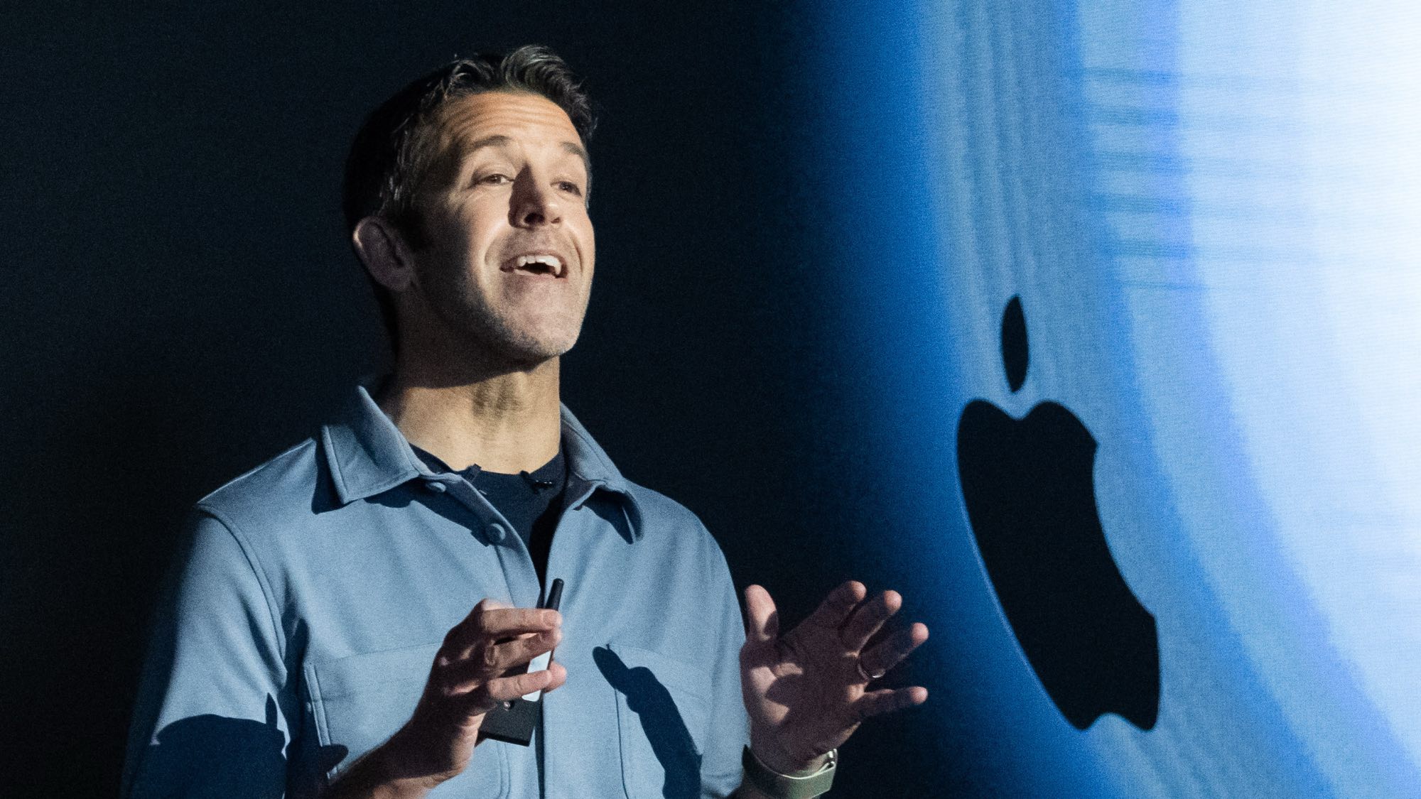 ג'ון טרנוס באירוע MacBoo Neo Apple