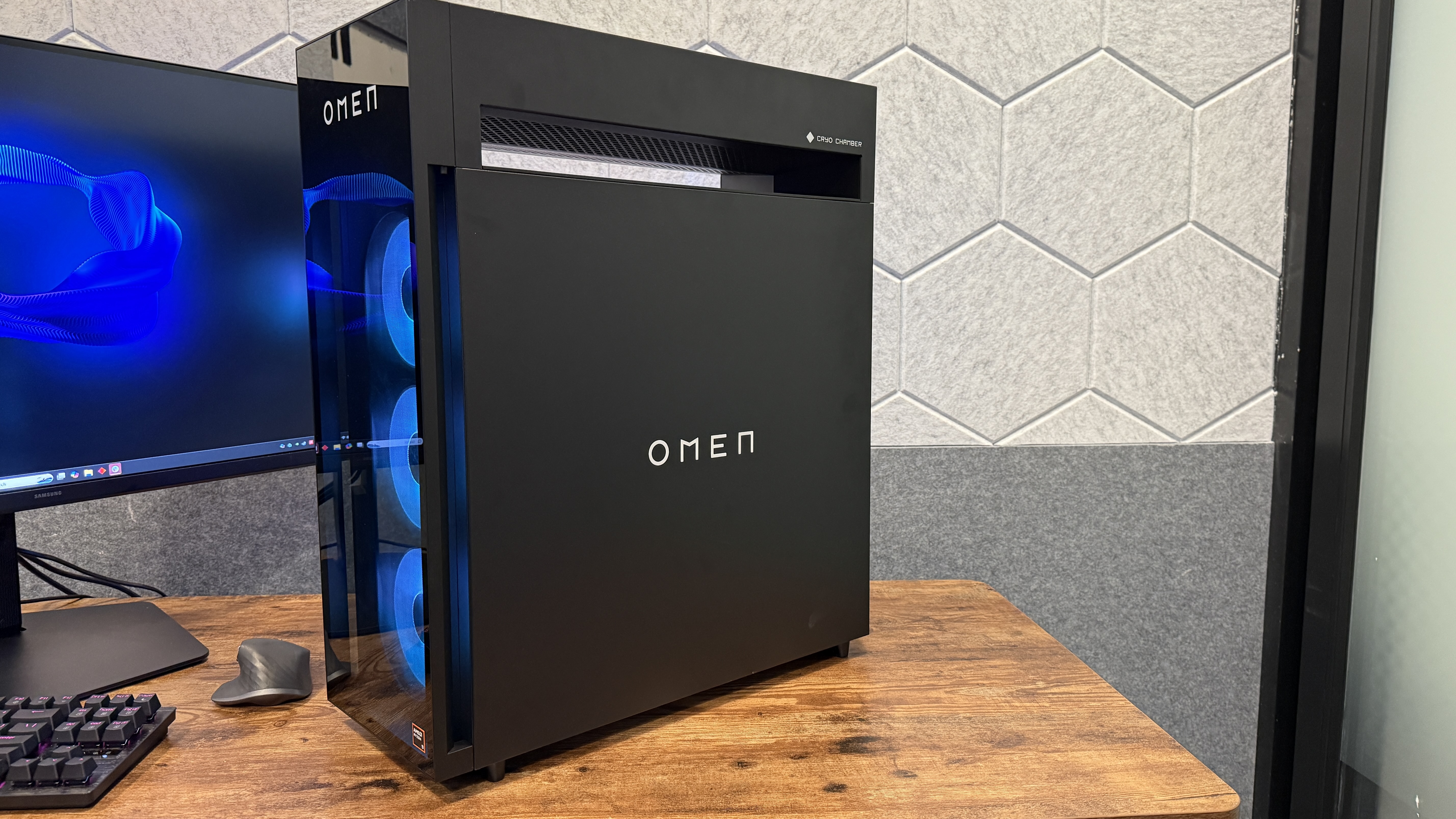 HP Omen Max 45L נראה מהצד ומציג את תא ה-Cyro והרדיאטור העליון שלו